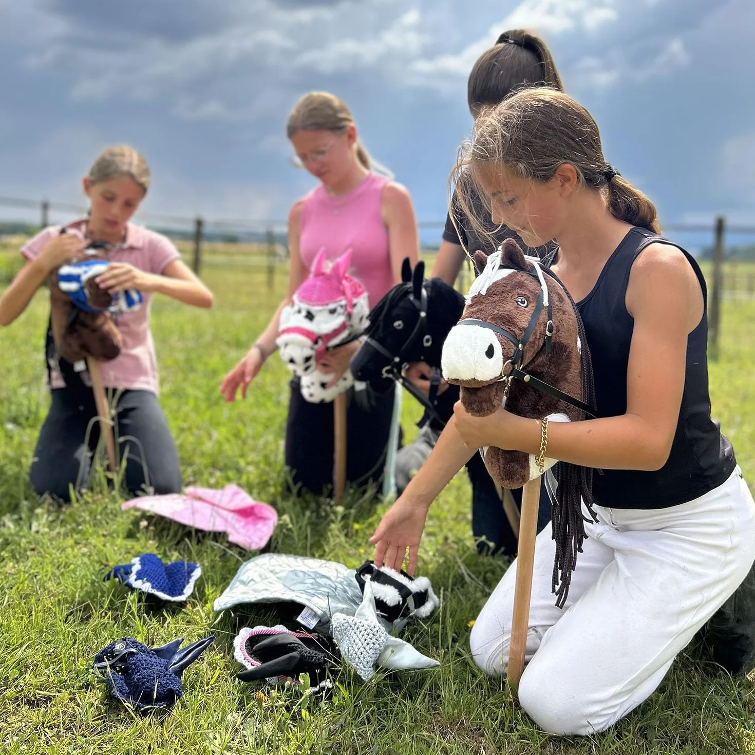 Set de Accesorios para Hobby Horse – Cabestro con Forro de Peluche Gris, Cuerda de conducción y Gorro antimoscas Gris y Blanco para Hobby Horsing – Compatible con Caballos de Palo tamaño A4 y A3