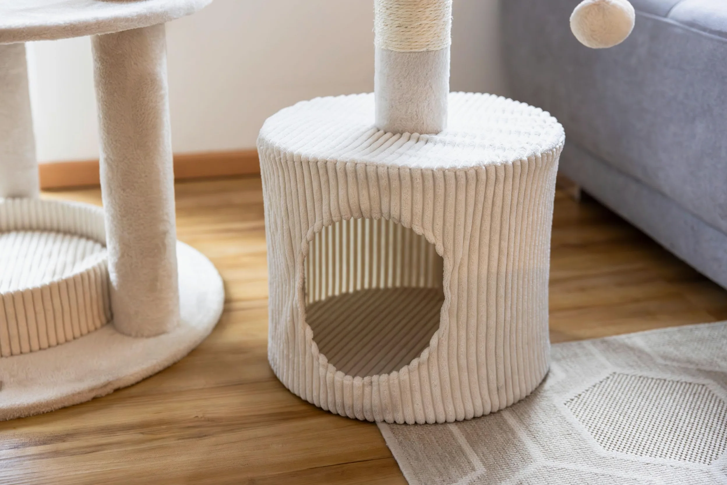 Kebl Pet Annika Poste rascador para Gatos, Moderno Poste rascador, Poste de sisal para el Cuidado de Las Garras, para hogares con Varios Gatos, Tumbonas y Pelota de Juego, Beige, 164 cm