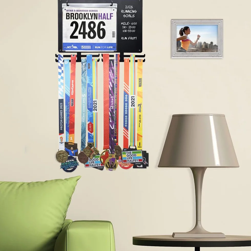 Porta Medallas de Pared, Medallero Expositor con Soporte para Medallas y Babero, para Deportes Corredores Gimnasia Natación