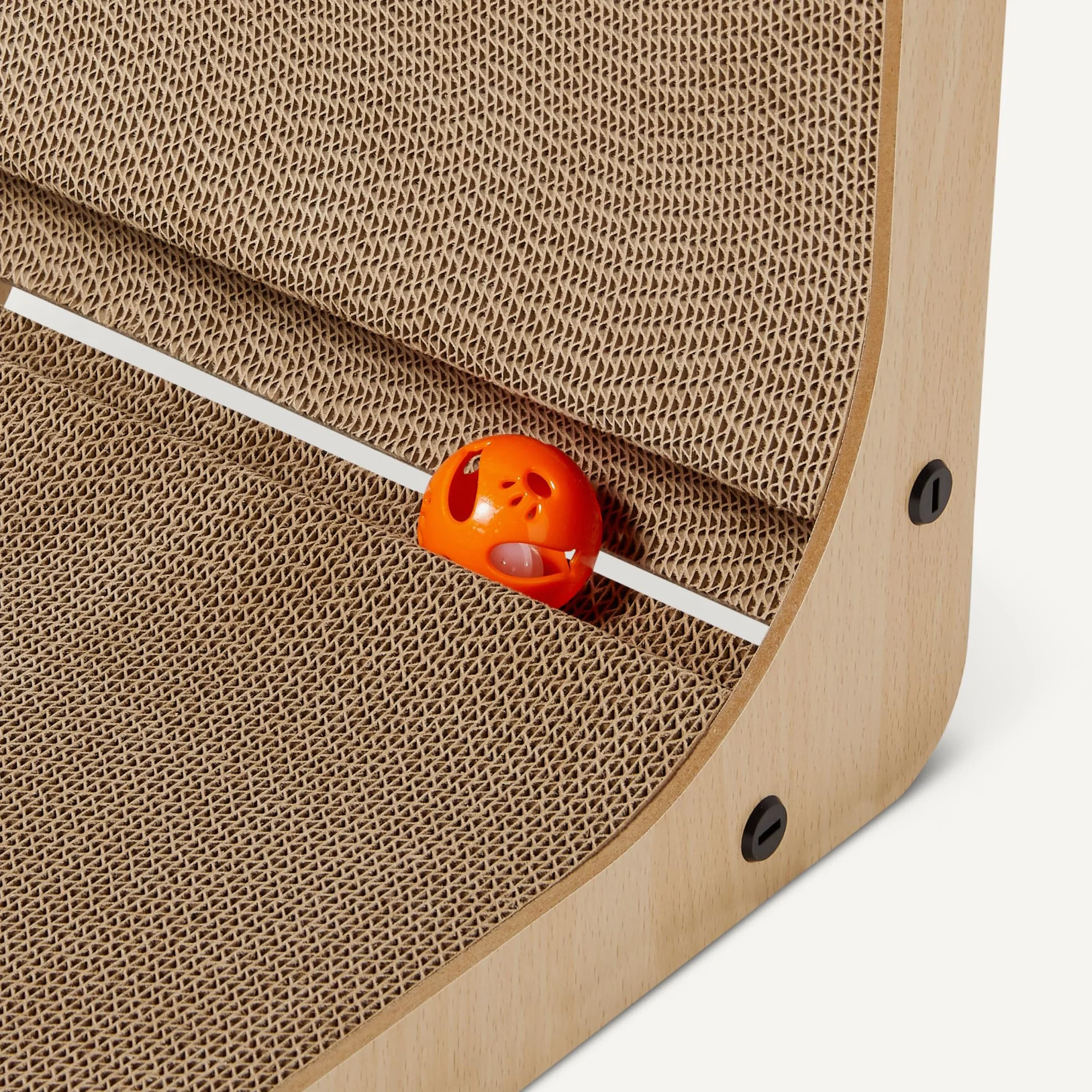 Amazon Basics Rascador para Gatos en Forma de L, Rascador para Gatos con Pelota Interactiva y Hierba Gatera, Trepador de Pared de Cartón para Gatos y Gatitos de Interior, 41,9 x 29 x 68,1 cm