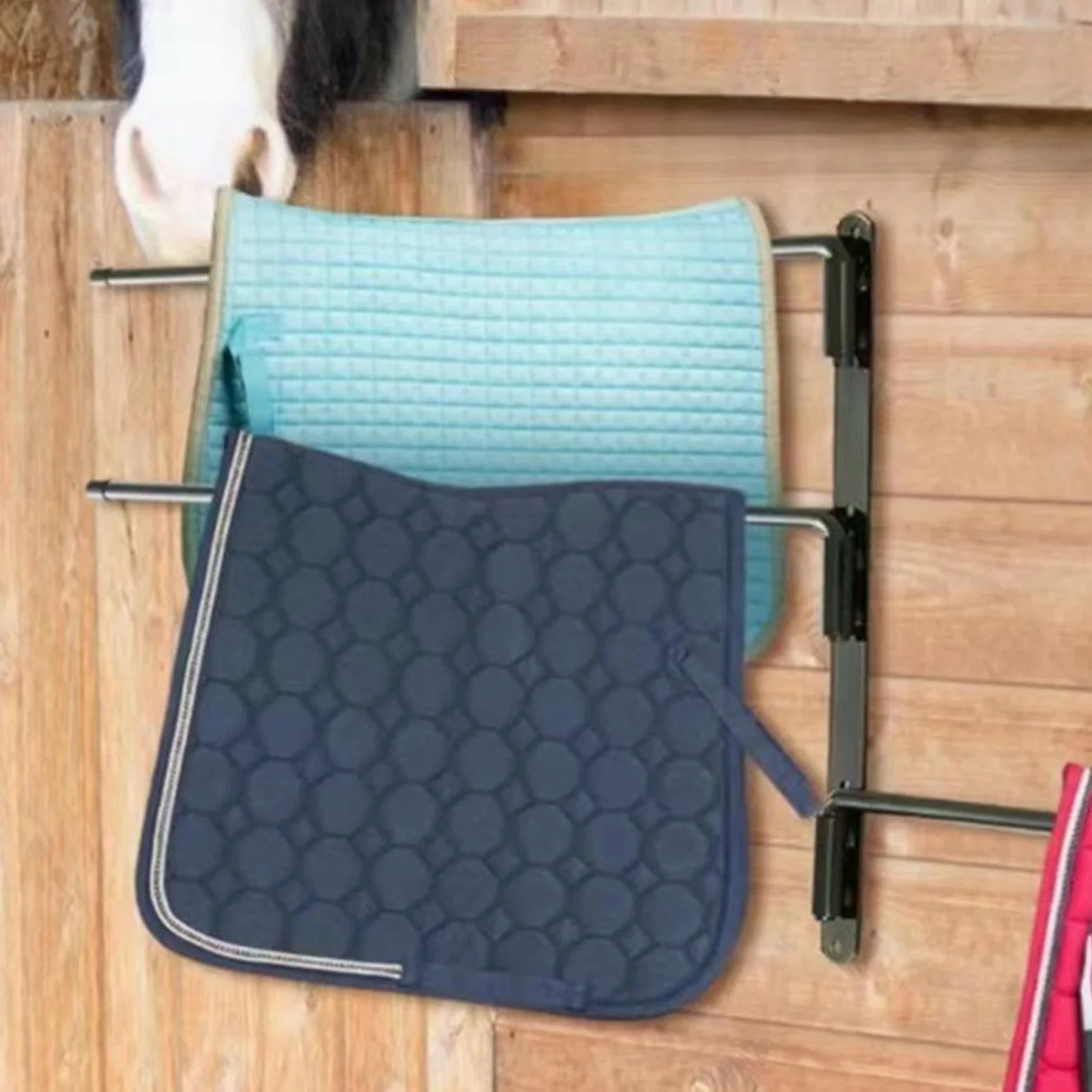 Soporte de Pared para la Silla de Montar Ecuestre Giratorio 180 grados | Perchero Oscilante para Mantas de Caballo en Hogar, Granero, Establo, Granja, Remolque, Salón, Ex