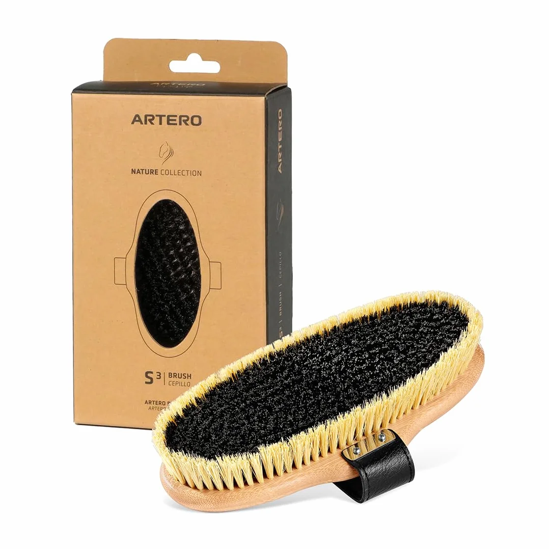 Artero Saturno S3. Cepillo caballo cerdas cortas y duras. para una limpieza profunda. Indispensable tenerlo en el set de cepillos para la limpieza diaria. se ajusta a cualquier tipo de mano.