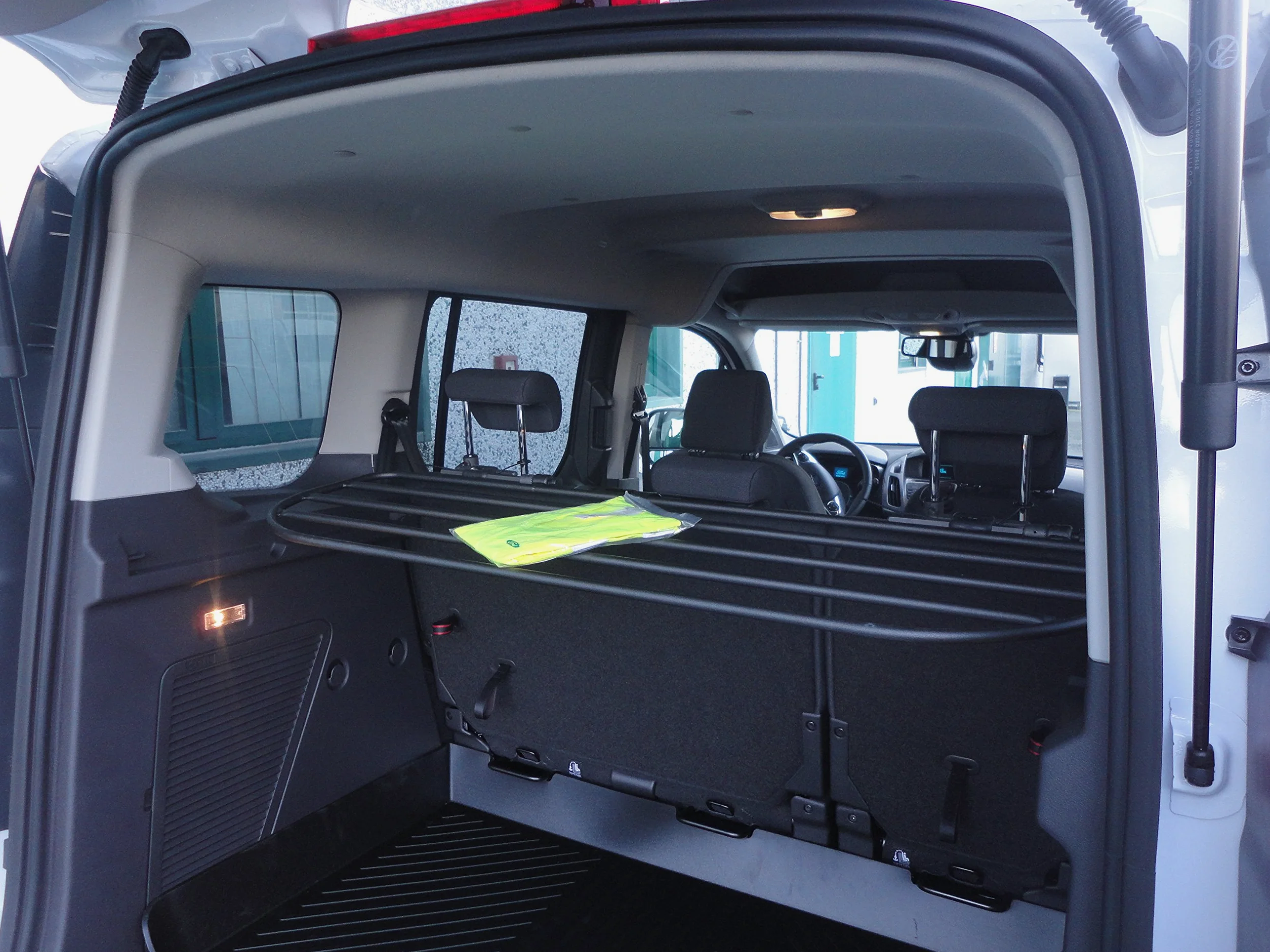 ERGOTECH Rejilla Separador protección para Ford Tourneo Connect, RDA65HBG-XXL, para Perros y Maletas