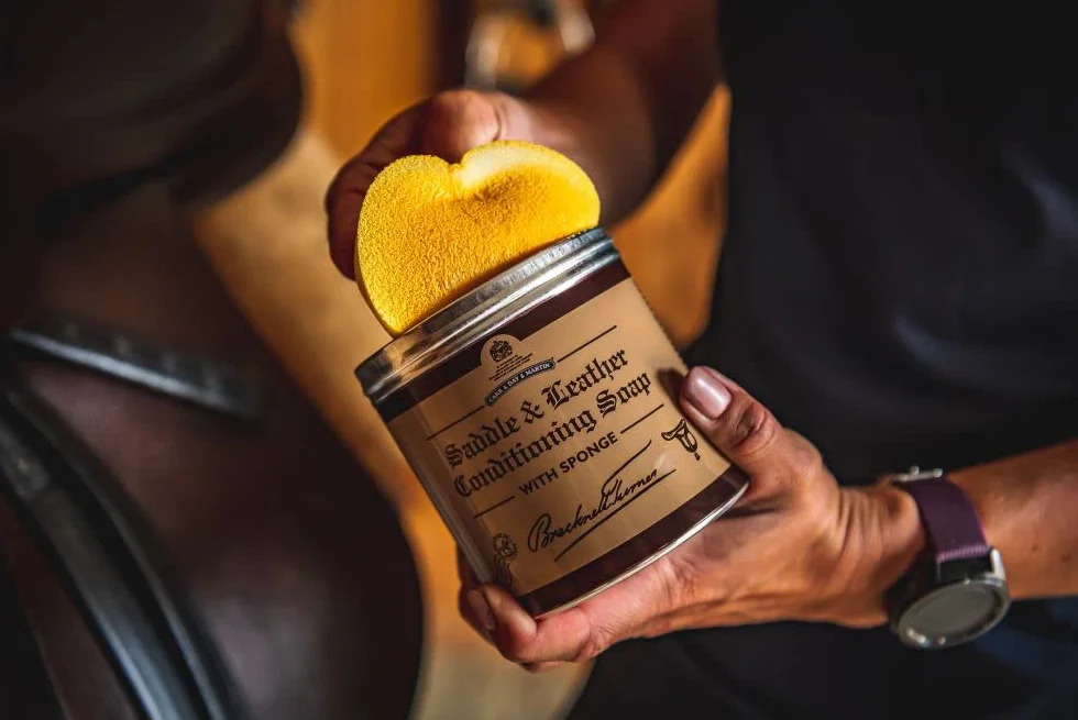 Jabón acondicionador de sillas de Montar y Otros artículos de Cuero, de Carr & Jay & Martin, en Tarro de 250 ml