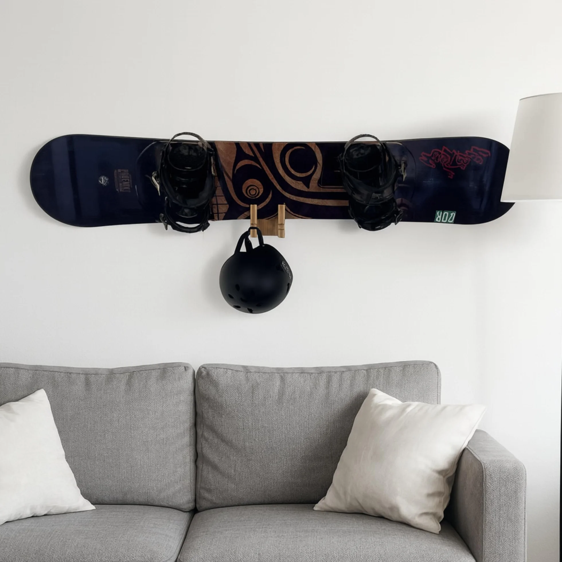 COR Surf Soporte de pared para monopatín y snowboard de bambú con gancho