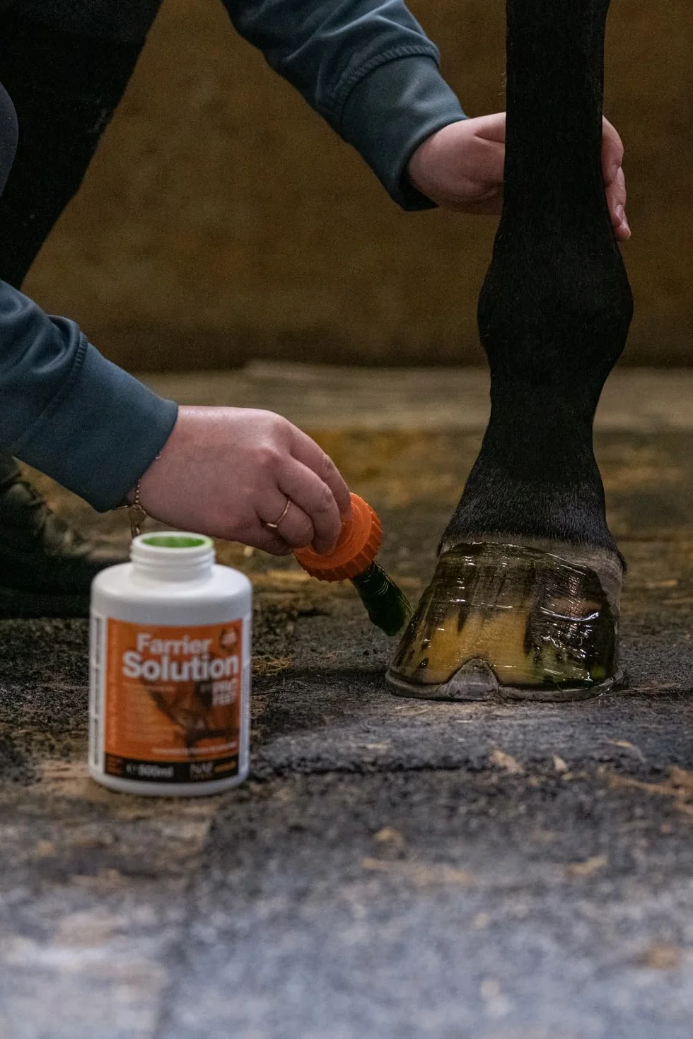 NAF Profeet Farrier Solution 500 ml - Apósito para pezuñas para Caballos - Nutre, Protege y fortalece Las pezuñas - con aceites Naturales y Agentes antibacterianos - Fácil aplicación con Cepillo