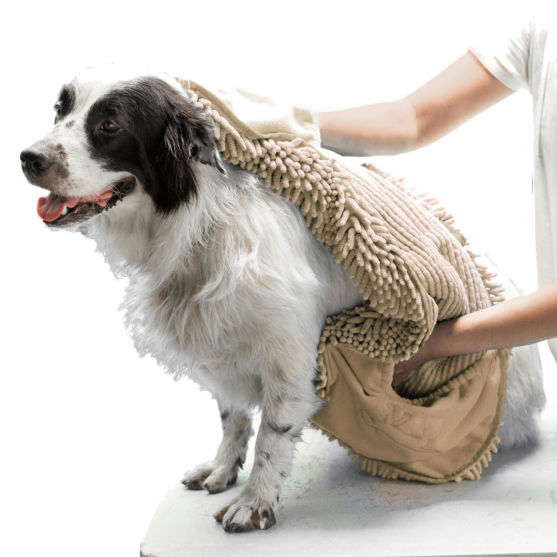 Tuff Pupper Toalla de Secado rápido para Perros | Shammy de Microfibra Ultra Absorbente | Toalla de baño para Perros Extra Grande de 85 x 35 cm | Cómodos Bolsillos para Las Manos