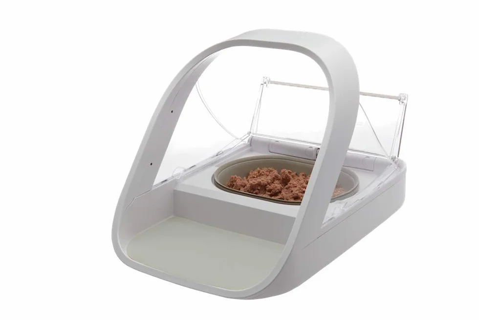 Comedero para mascotas SureFeed Sure Petcare con lector de microchip y tapa sellada, compatible con placas de identificación RFID, para comida húmeda y seca, blanco, necesita 4 pilas C (no incluidas).