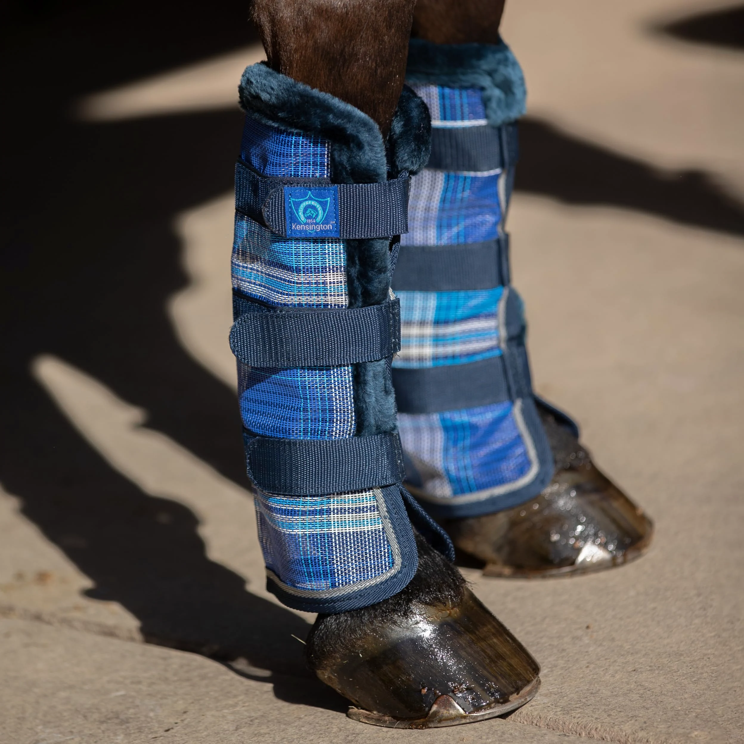 Kensington Botas de mosca para caballo, con ribete de forro polar, tecnología Stay-Up, protección contra picaduras de insectos y rayos UV, se venden en pares (2 botas), tamaño grande, color azul