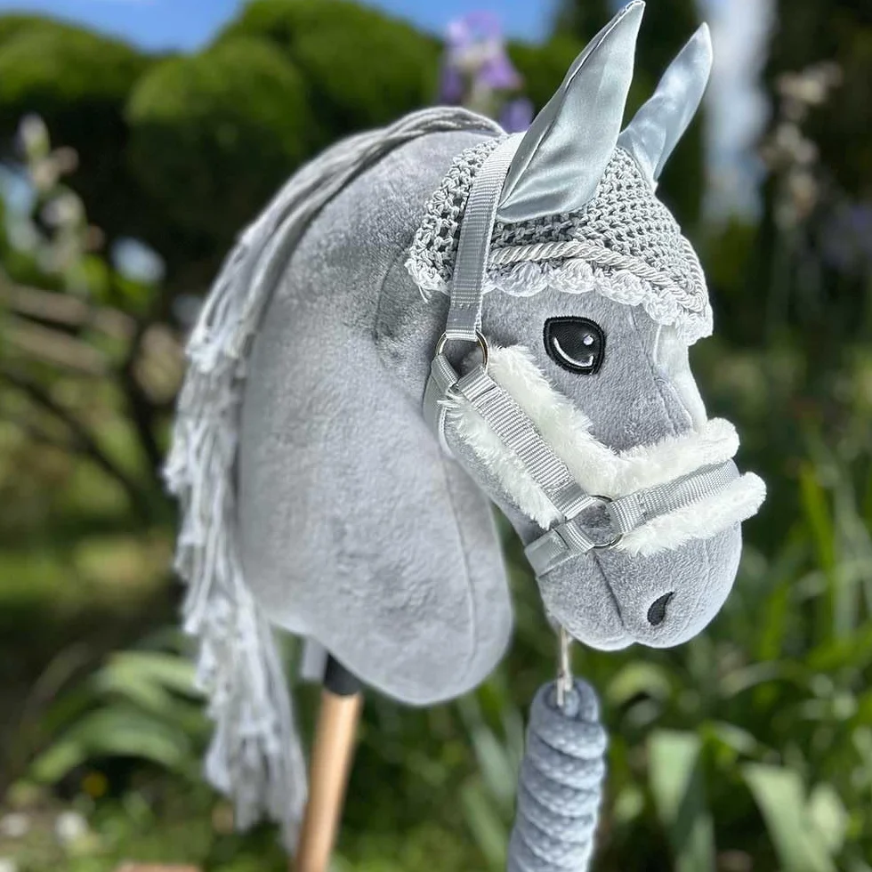 Set de Accesorios para Hobby Horse – Cabestro con Forro de Peluche Gris, Cuerda de conducción y Gorro antimoscas Gris y Blanco para Hobby Horsing – Compatible con Caballos de Palo tamaño A4 y A3