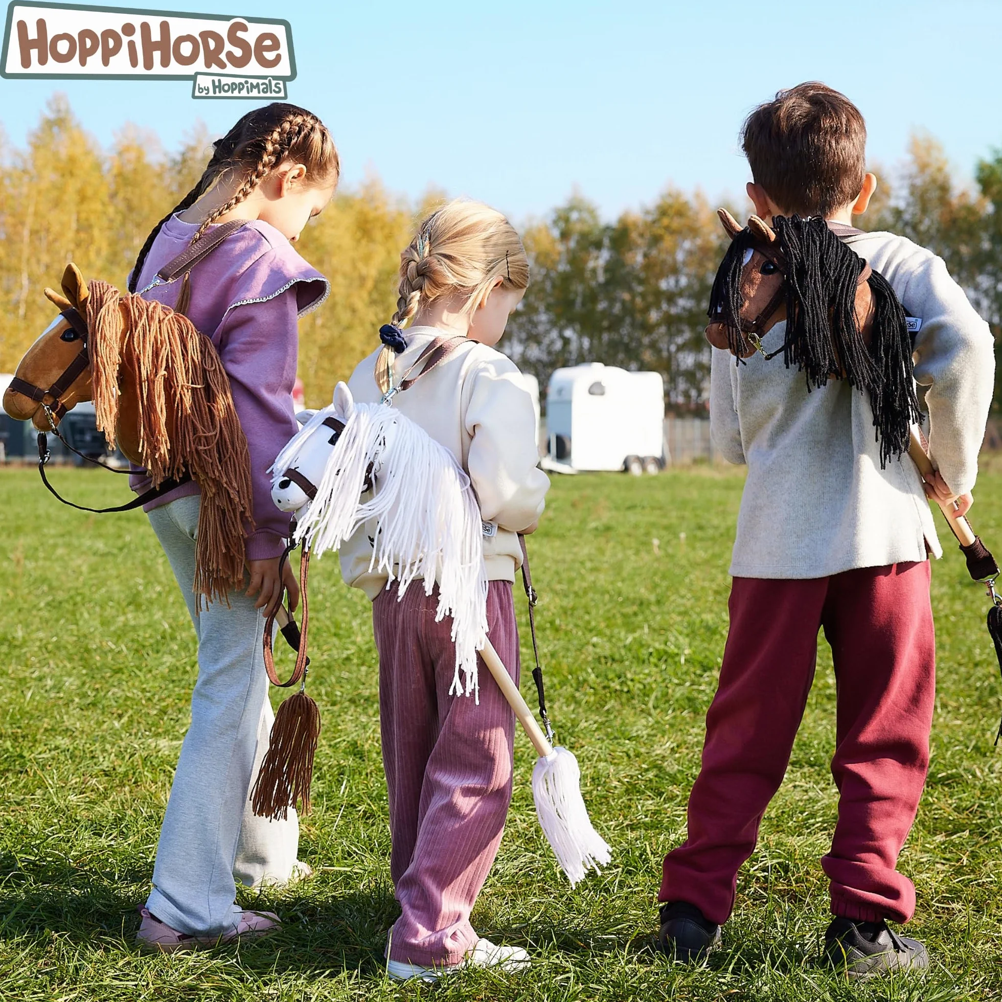 HOPPIHORSE Hobby Horse Deportiva A4 Caballo de Palo con Cabezada Riendas Correa Hombro Cola Empuñadura Silicona Peluche Caja Regalo