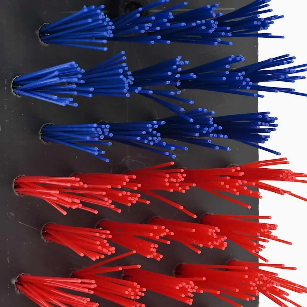 Cepillo de cocina ajustable de PVC rojo y azul, 84 x 10 x 91 cm, para montaje en pared para ganadería, agricultura, establo, pasto, patio y cuidado de ganado en exteriores