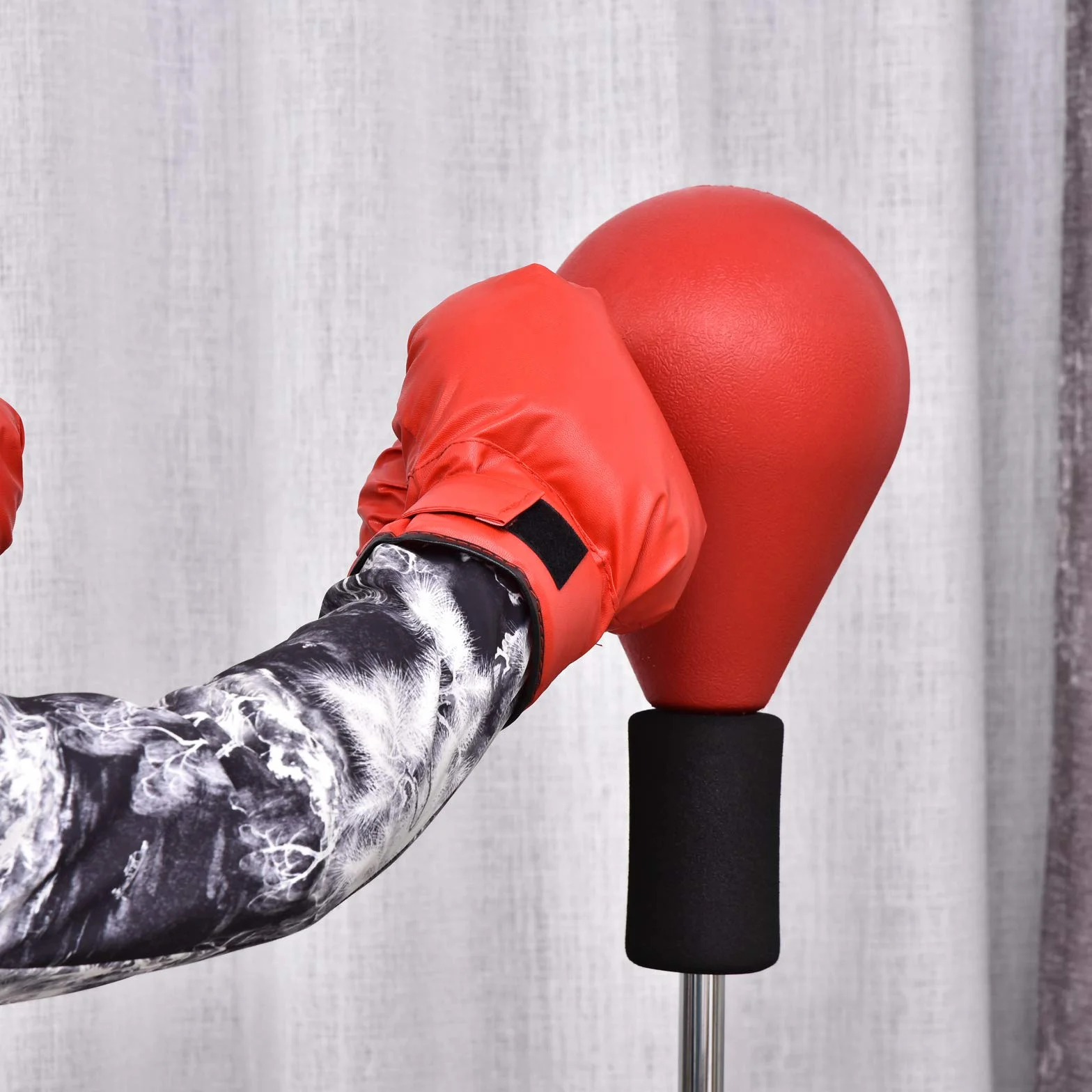 HOMCOM Saco de Boxeo de Pie Punching Ball Altura Ajustable 136-154 cm Base Rellenable Guantes Adultos Adolescentes