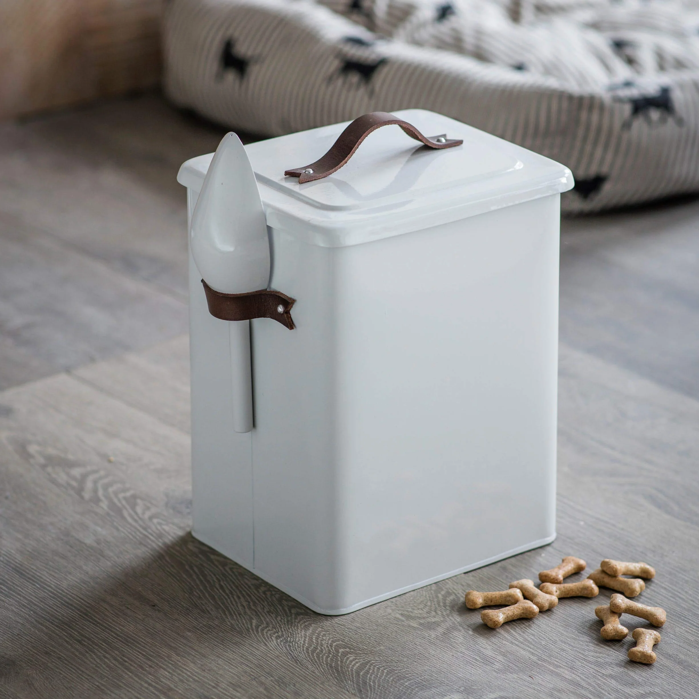 CKB LTD Caja de almacenamiento de alimentos para mascotas mediana con cuchara para perros y gatos y animales de metal, con tapa sellada, mango de cuero, hecho de acero de giza, 7 kg: 34 x 25 x 19 cm