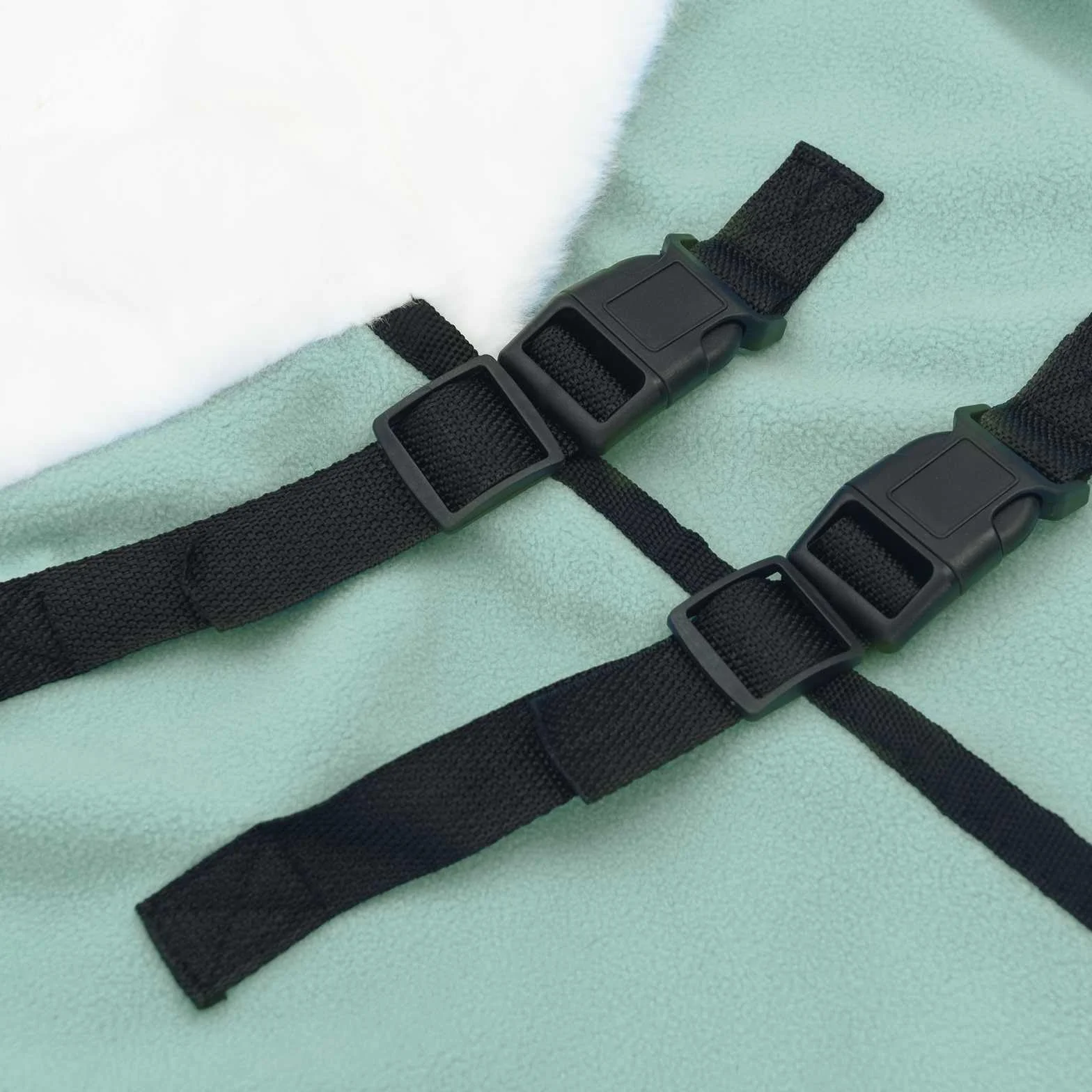 Manta para caballo verde oscuro de 135 cm, forro polar, manta de invierno con hebillas ajustables y diseño a prueba de viento para transporte de pastos, transpirable, con cinturón abdominal y
