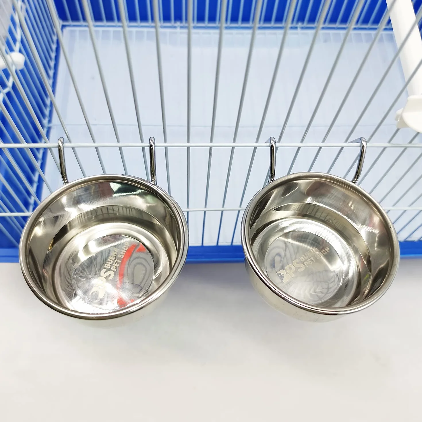 2X Comedero Bebedero para Jaula de Pajaro Acero Inoxidable con Gancho Contenedor de Comida 4 Tamaños Cuenco de Comida Colgante para Pájaro Loro Animal Pequeño Perro BPS-11129 * 2