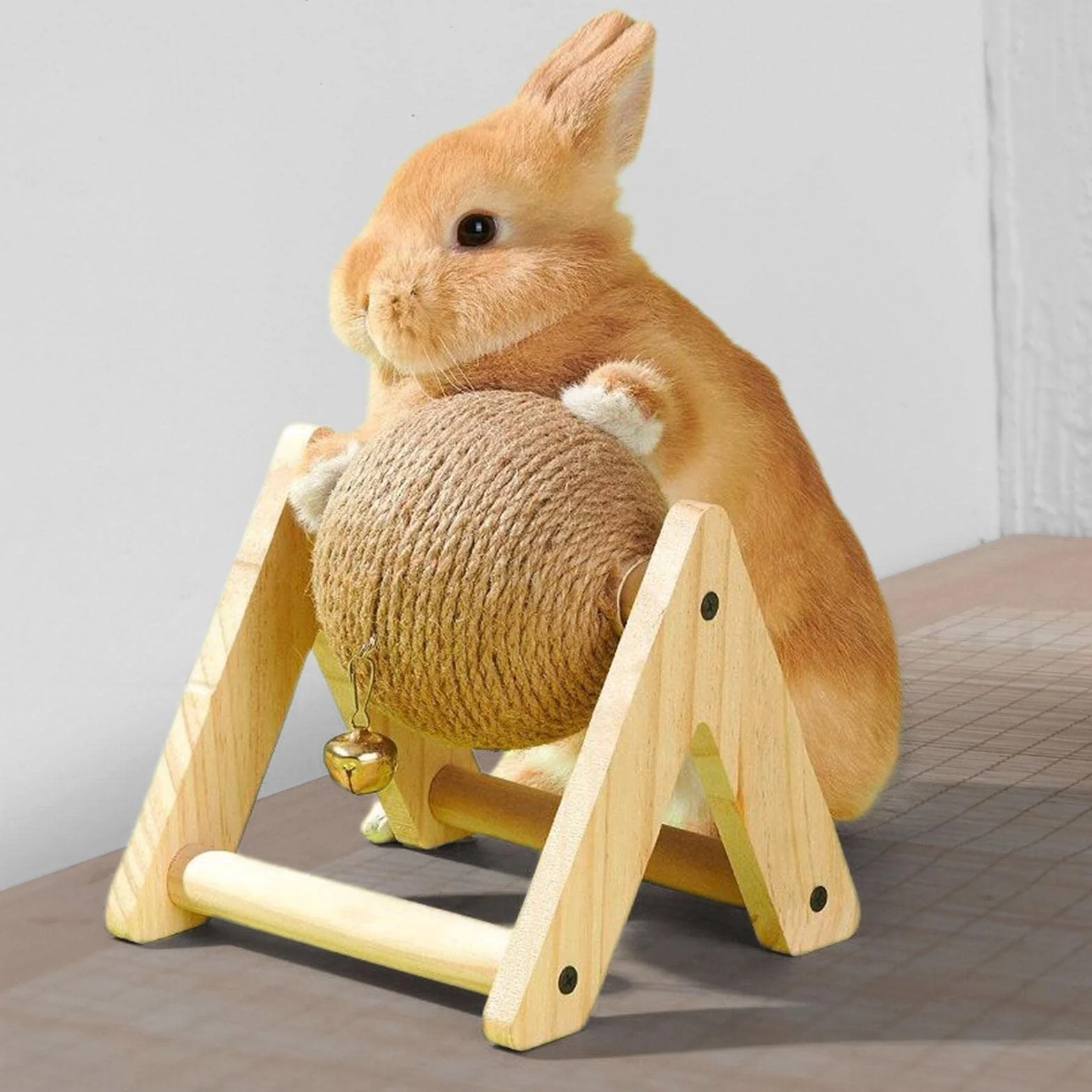 Juguete para Conejos Rascador Bola de Sisal Portátil y Duradera Base de Madera Innovadora en Triángulo Invertido Campana para Estimular a Mascotas