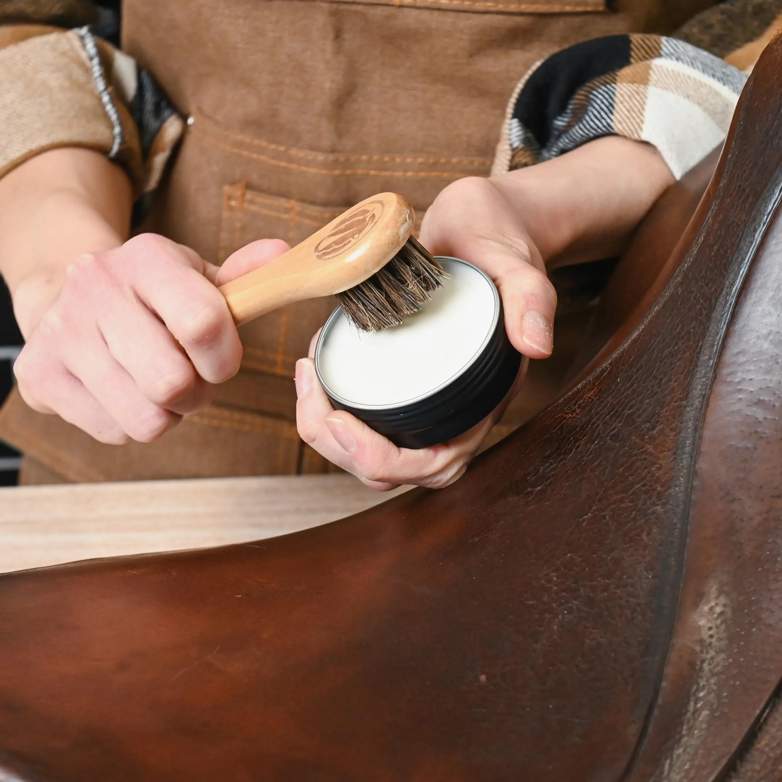 Rhino Wax - Kit completo de jabón para sillín y tachuelas para caballos - Incluye: jabón de sillín - acondicionador de cuero - aceite - cepillos - paños. Suministros ecuestres (botas, bridas, sillines