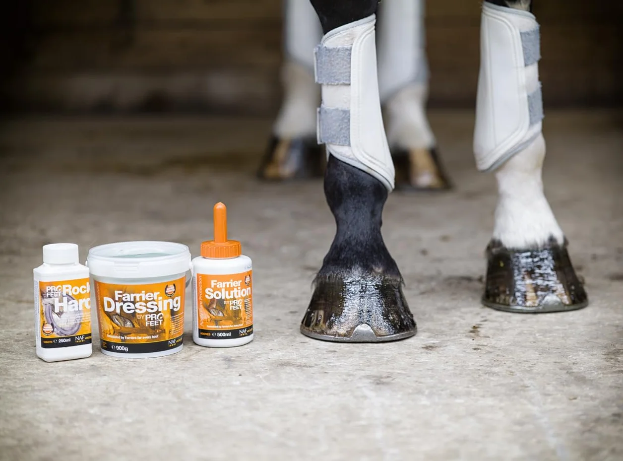 NAF Profeet Farrier Solution 500 ml - Apósito para pezuñas para Caballos - Nutre, Protege y fortalece Las pezuñas - con aceites Naturales y Agentes antibacterianos - Fácil aplicación con Cepillo
