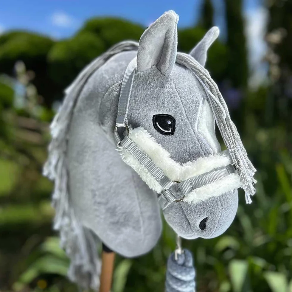 Set de Accesorios para Hobby Horse – Cabestro con Forro de Peluche Gris, Cuerda de conducción y Gorro antimoscas Gris y Blanco para Hobby Horsing – Compatible con Caballos de Palo tamaño A4 y A3