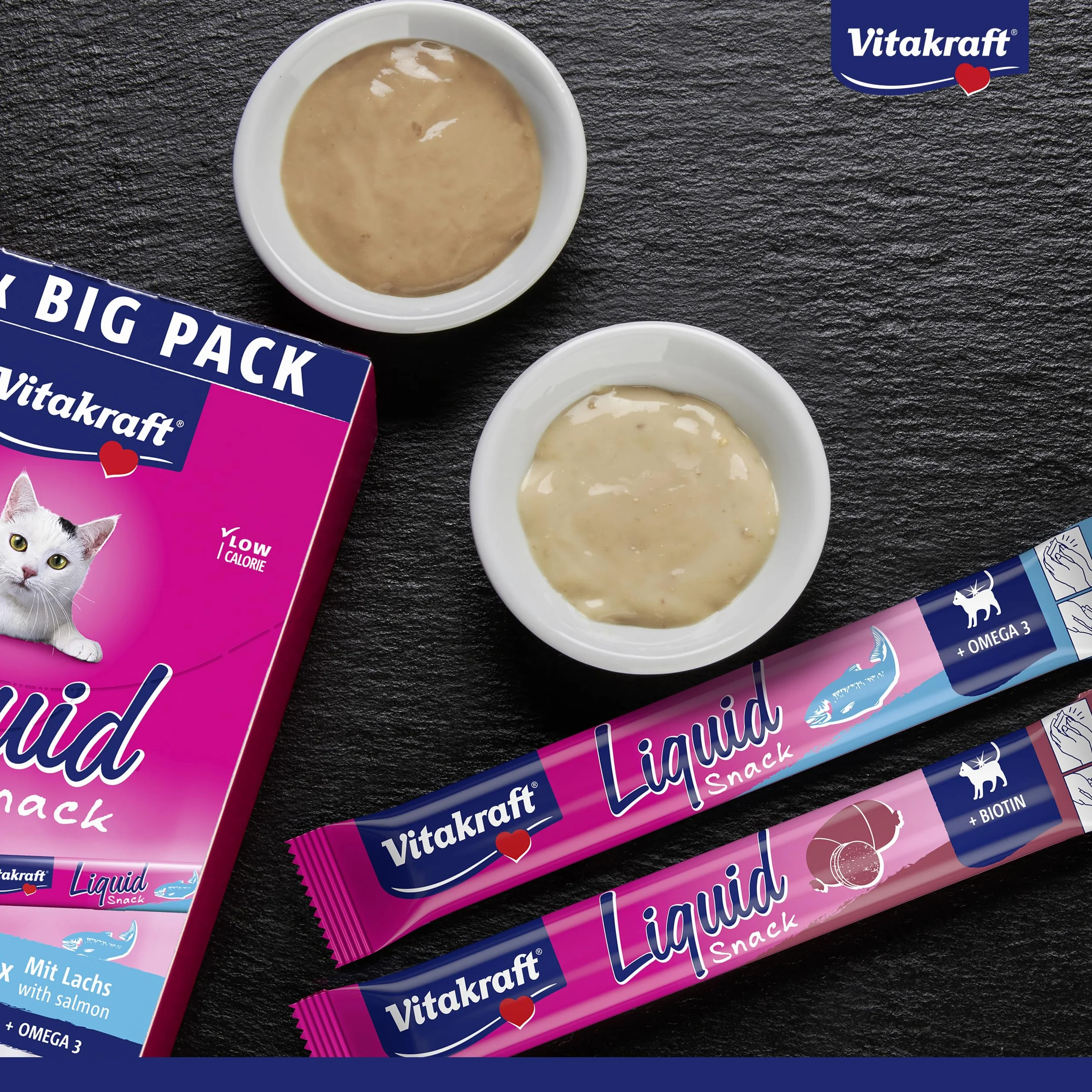 Vitakraft Liquid Snack, golosina para gatos, snack cremoso para gatos, con salchicha de hígado y biotina, con salmón y omega 3, en bolsitas individuales, 1 paquete de almacenamiento (16x 15g)