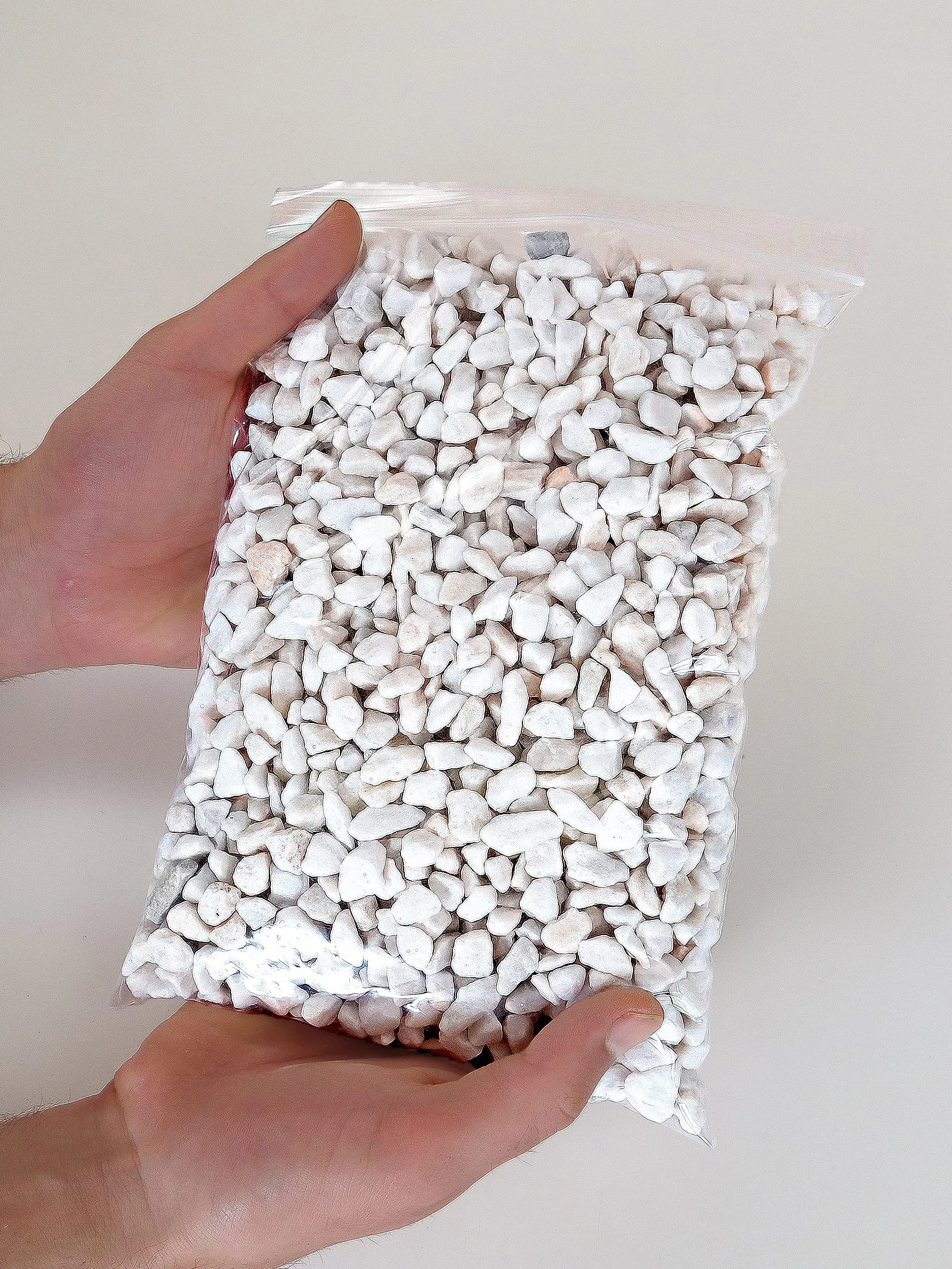 Grava Blanca 1,8kg - Piedras Decorativas - Grava Acuario - Piedras Decorativas para Jarrones - Piedras Acuario y Peceras - Piedras para Macetas - Grava Jardin (9-12 mm)