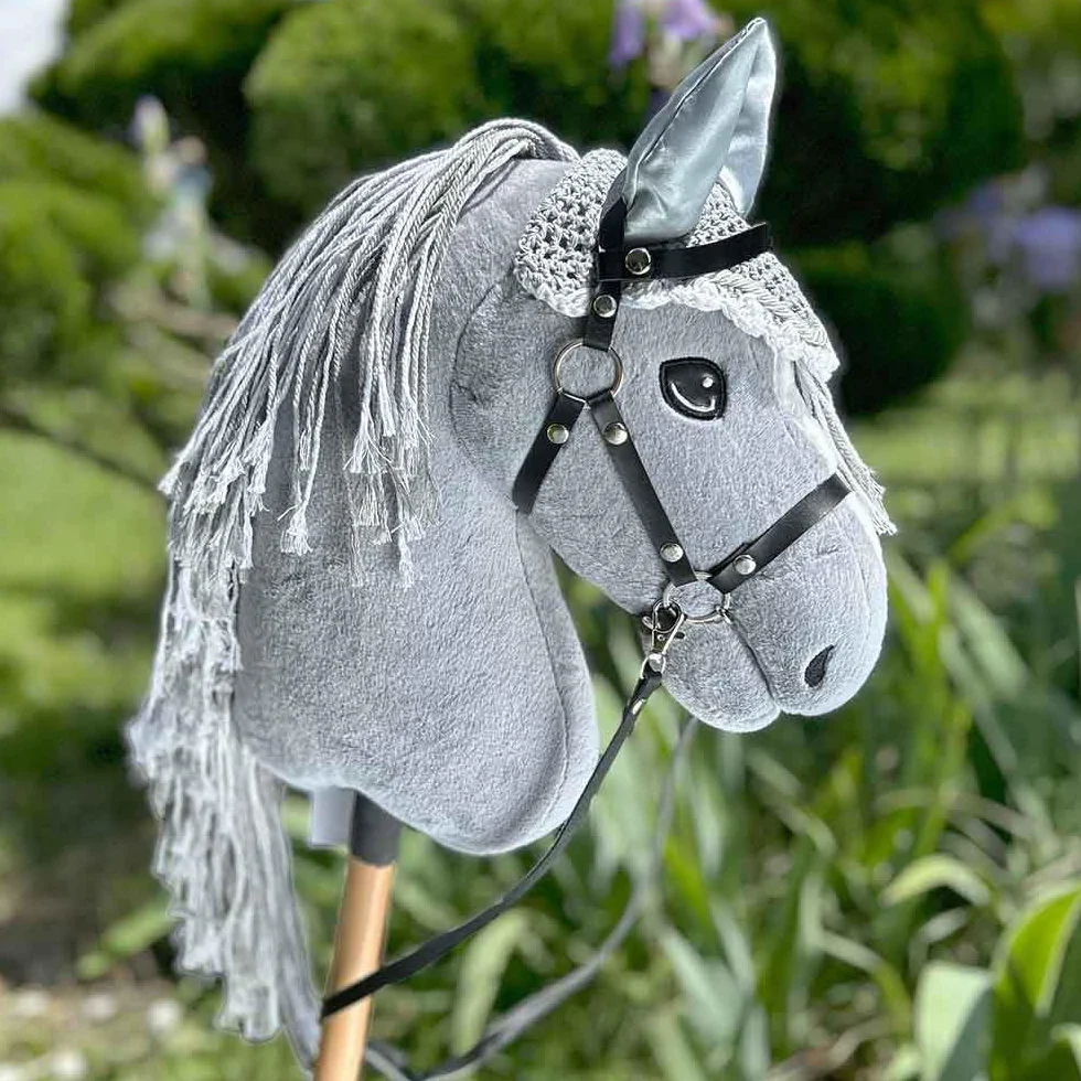 Set de Accesorios para Hobby Horse – Cabestro con Forro de Peluche Gris, Cuerda de conducción y Gorro antimoscas Gris y Blanco para Hobby Horsing – Compatible con Caballos de Palo tamaño A4 y A3