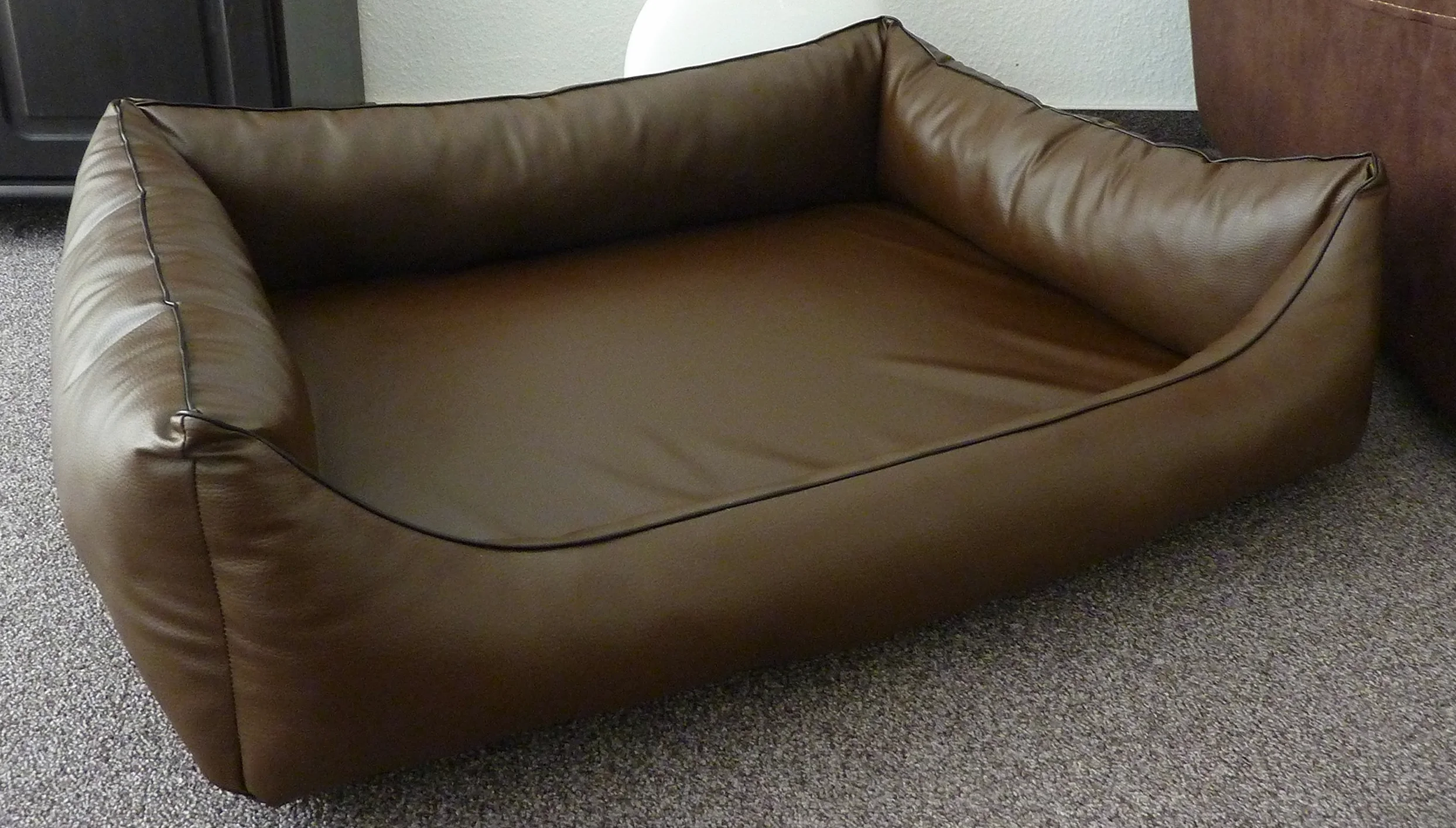 Hundebettenmanufaktur Cama ortopédica para perros de piel sintética Ortopedico 115 cm x 95 cm con colchón de espuma viscoelástica (marrón)