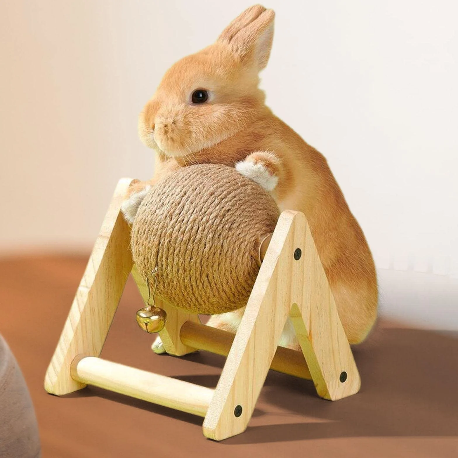 Juguete para Conejos Rascador Bola de Sisal Portátil y Duradera Base de Madera Innovadora en Triángulo Invertido Campana para Estimular a Mascotas