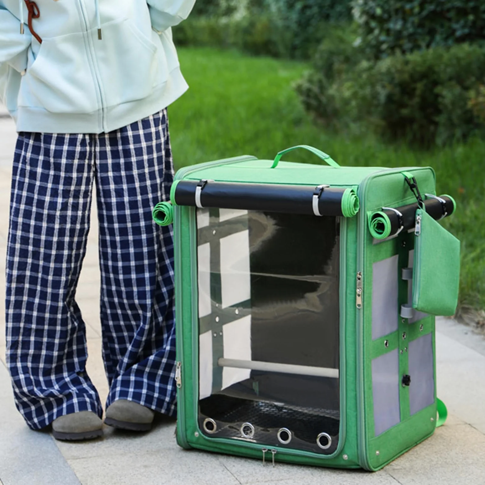 Mochila compacta ventilada para canarios con cuencos extraíbles para alimentos, agua, jaula ligera y plegable para periquitos, incluyendo palo de gallo y taza de comida