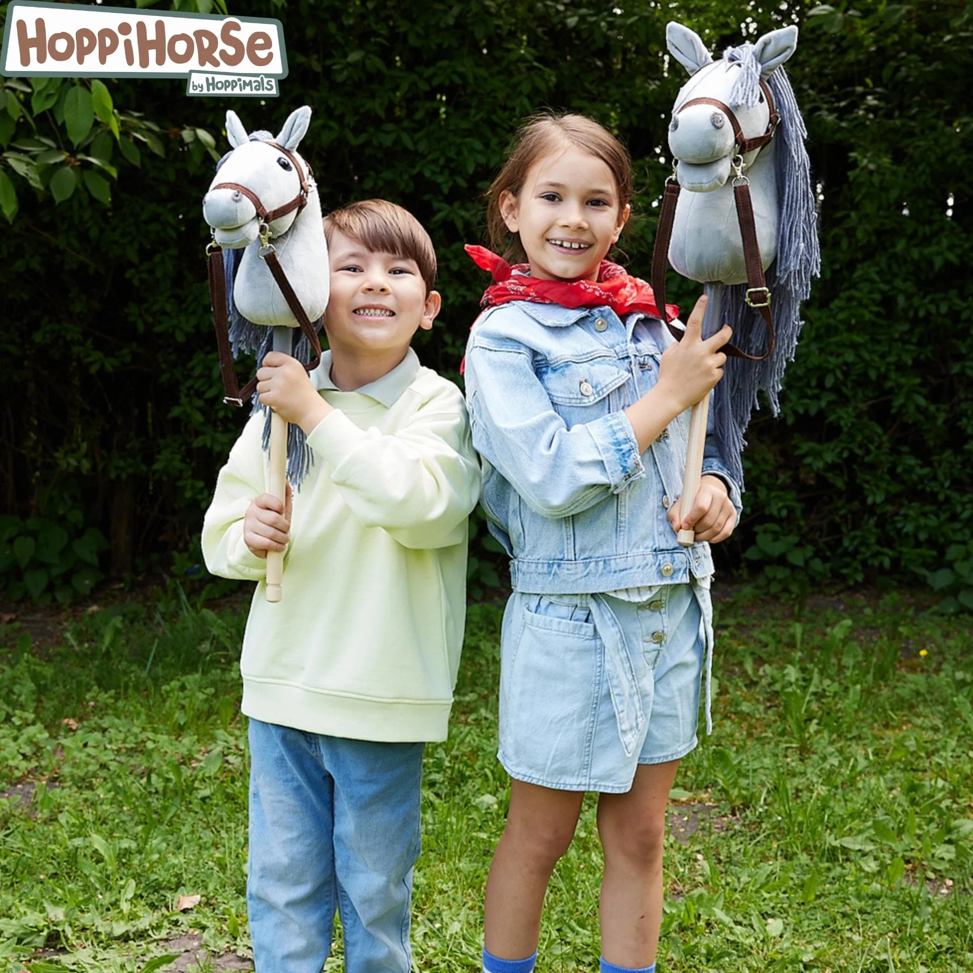 HOPPIHORSE Hobby Horse Deportiva A4 Caballo de Palo con Cabezada Riendas Correa Hombro Cola Empuñadura Silicona Peluche Caja Regalo