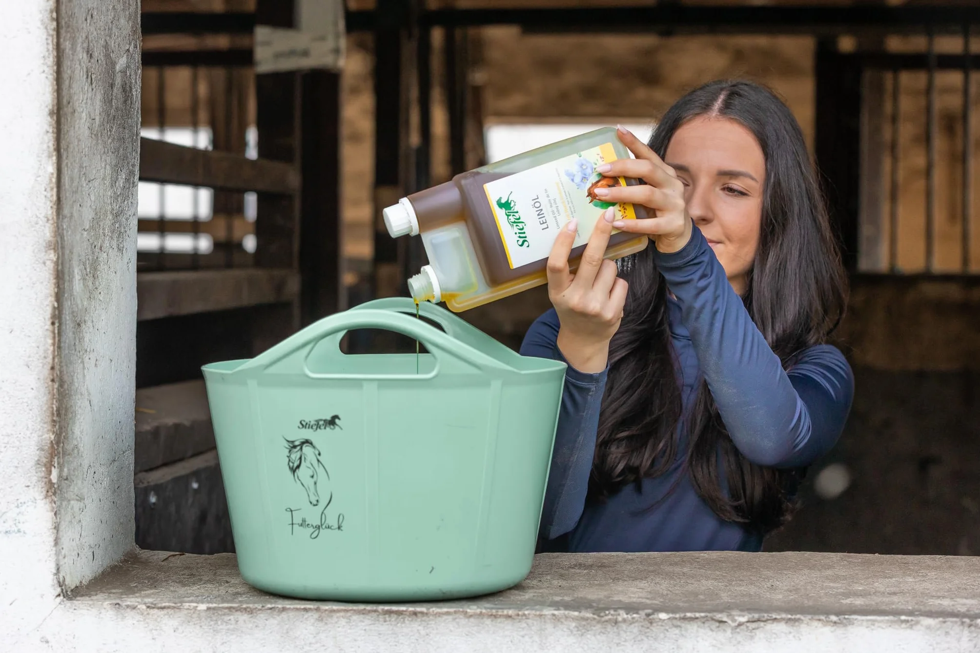 Stiefel Aceite de linaza para Caballos, 100% Natural, prensado en frío, favorece el Cambio de Pelaje, la digestión y la Piel, líquido con Botella dosificadora, 1 l
