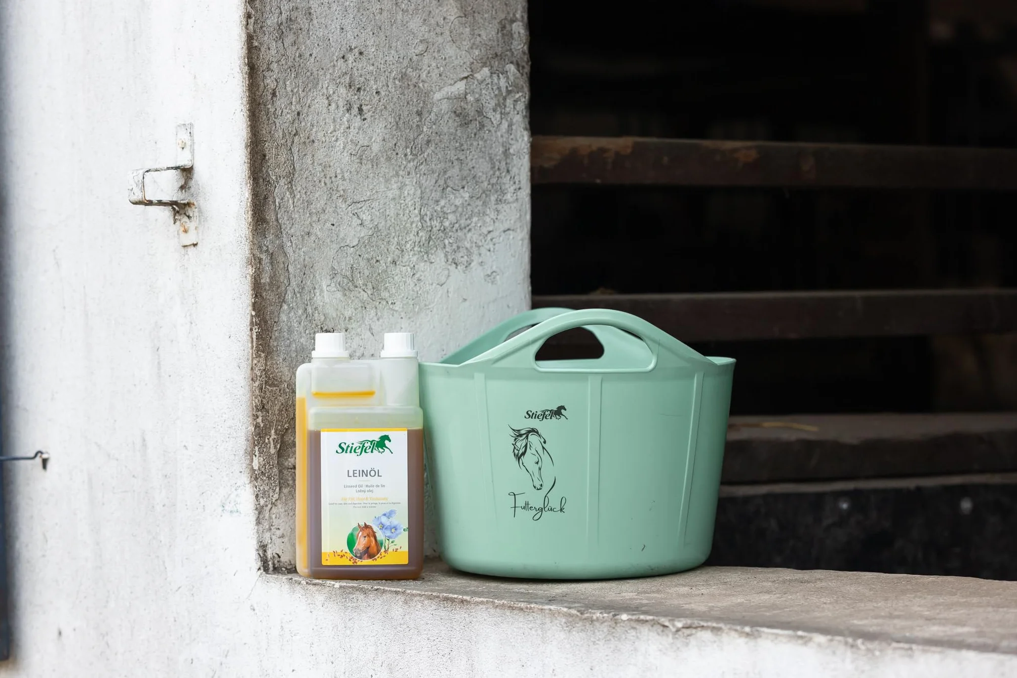 Stiefel Aceite de linaza para Caballos, 100% Natural, prensado en frío, favorece el Cambio de Pelaje, la digestión y la Piel, líquido con Botella dosificadora, 1 l
