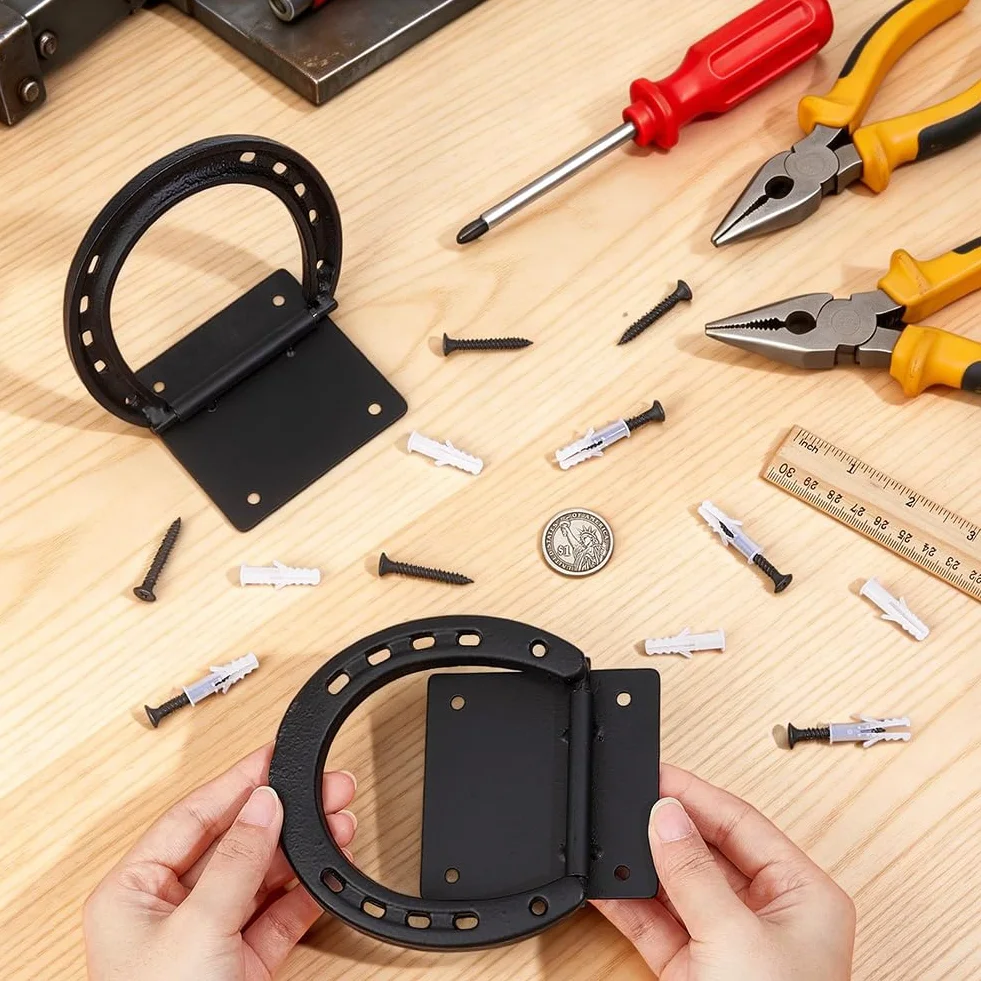 BENECREAT - 2 anillos de corbata de caballo, anillo de fijación resistente en forma de cruz de hierro para caballos, entrenamiento en forma de herradura, para carruajes y pastos al aire libre