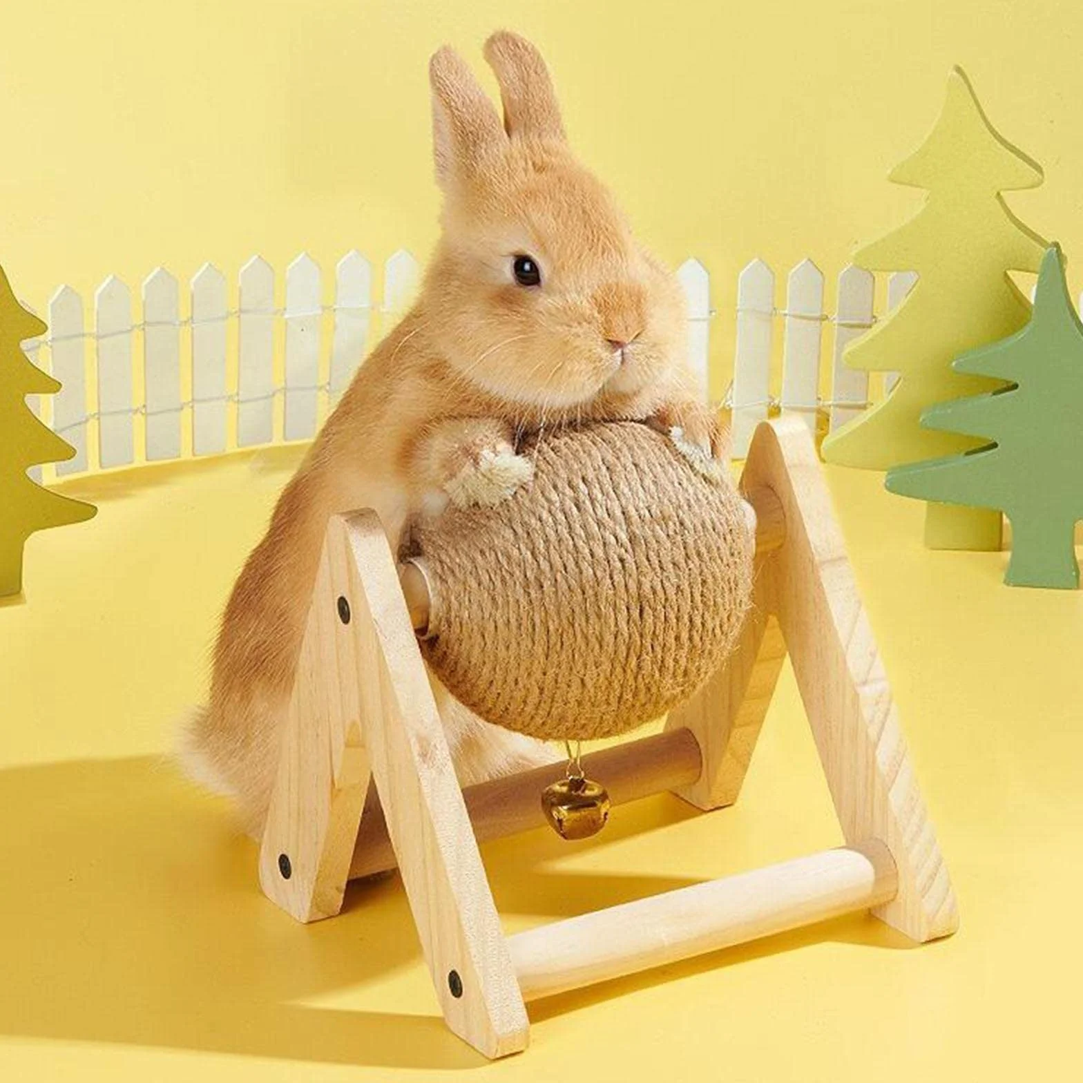 Juguete para Conejos Rascador Bola de Sisal Portátil y Duradera Base de Madera Innovadora en Triángulo Invertido Campana para Estimular a Mascotas