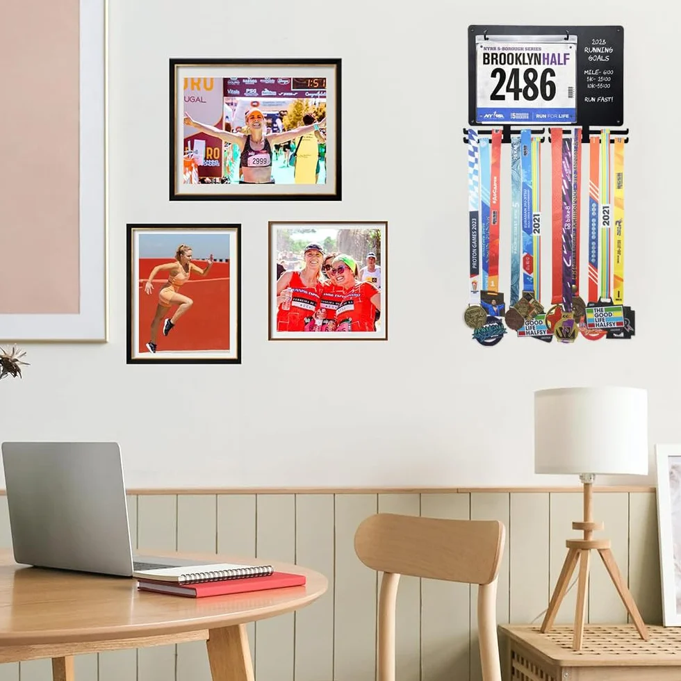 Porta Medallas de Pared, Medallero Expositor con Soporte para Medallas y Babero, para Deportes Corredores Gimnasia Natación