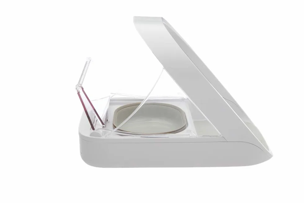 Comedero para mascotas SureFeed Sure Petcare con lector de microchip y tapa sellada, compatible con placas de identificación RFID, para comida húmeda y seca, blanco, necesita 4 pilas C (no incluidas).