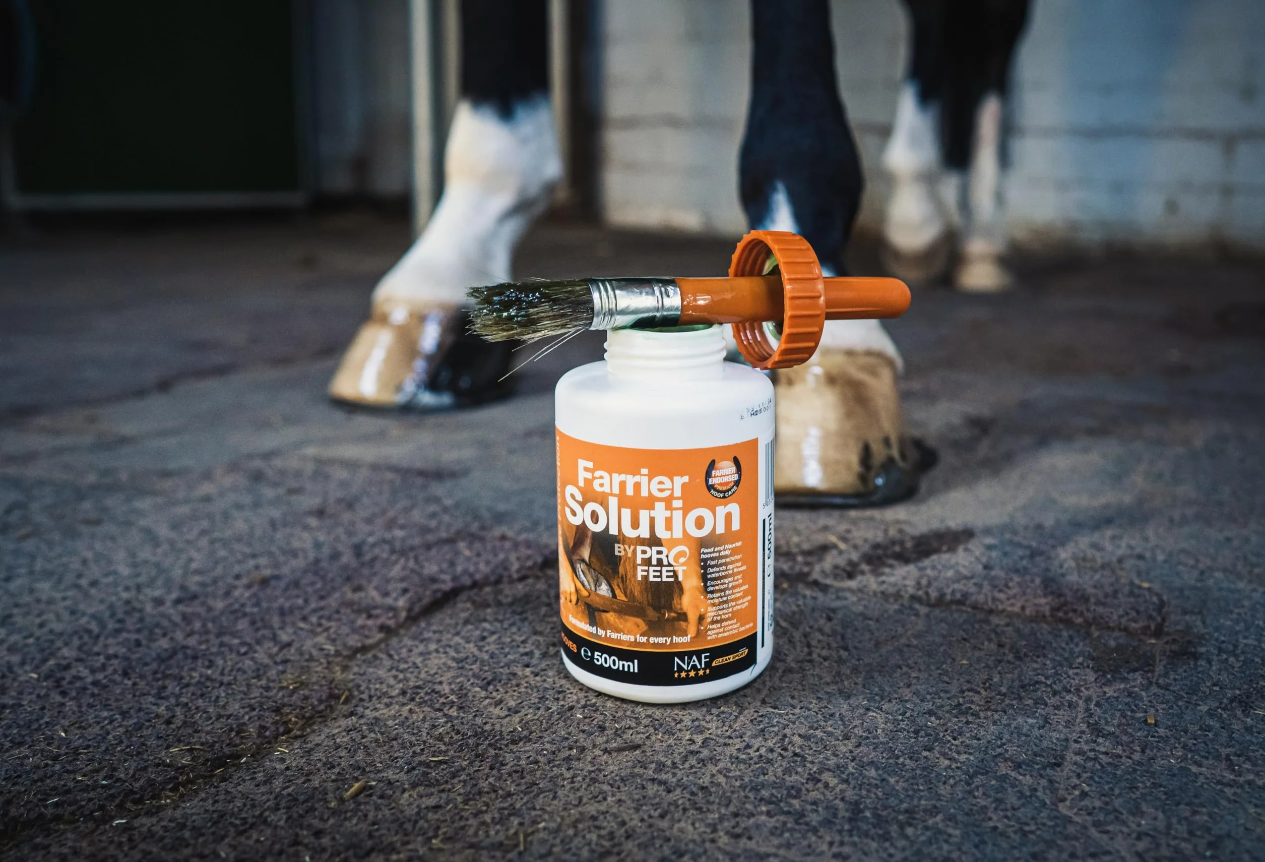 NAF Profeet Farrier Solution 500 ml - Apósito para pezuñas para Caballos - Nutre, Protege y fortalece Las pezuñas - con aceites Naturales y Agentes antibacterianos - Fácil aplicación con Cepillo
