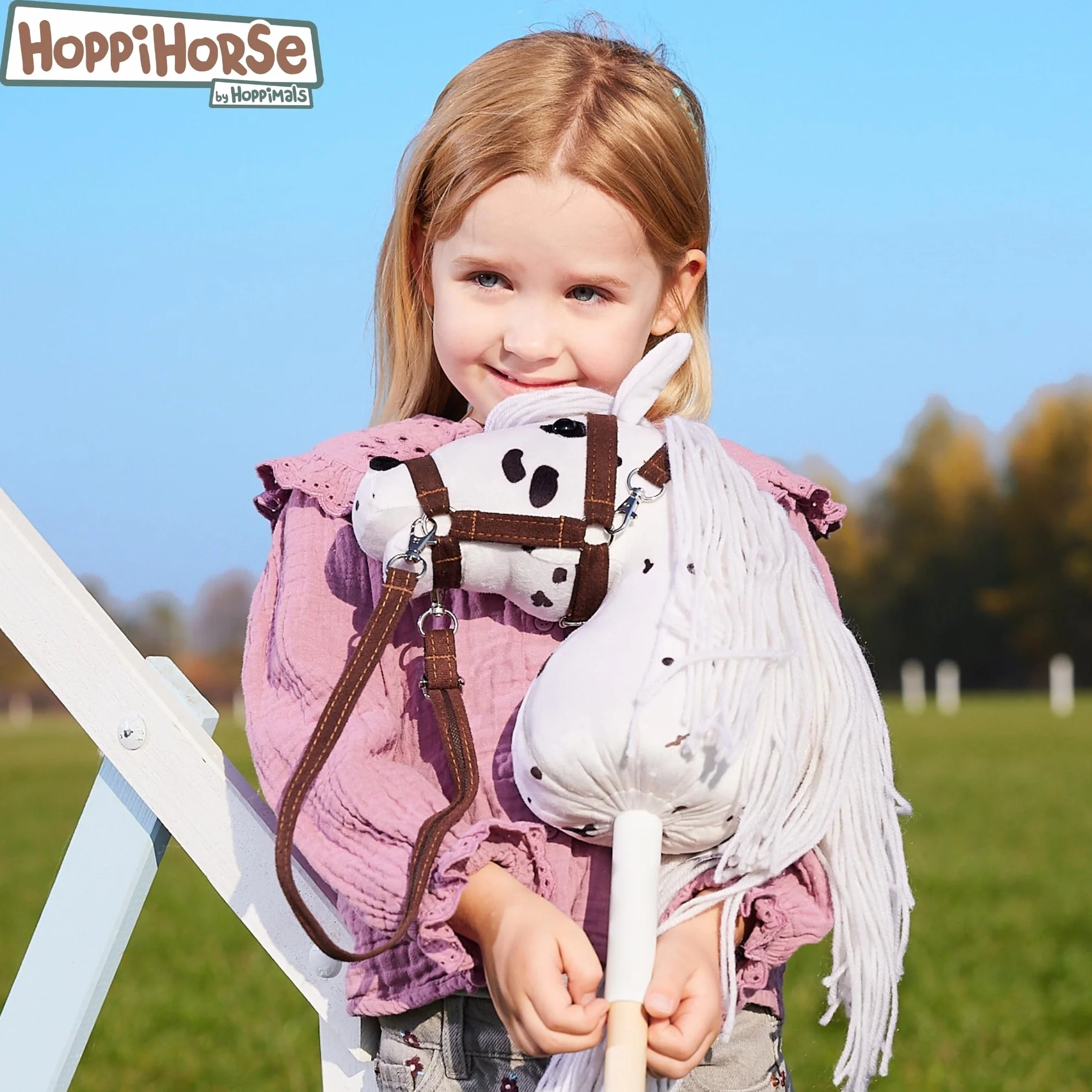 HOPPIHORSE Hobby Horse Deportiva A4 Caballo de Palo con Cabezada Riendas Correa Hombro Cola Empuñadura Silicona Peluche Caja Regalo