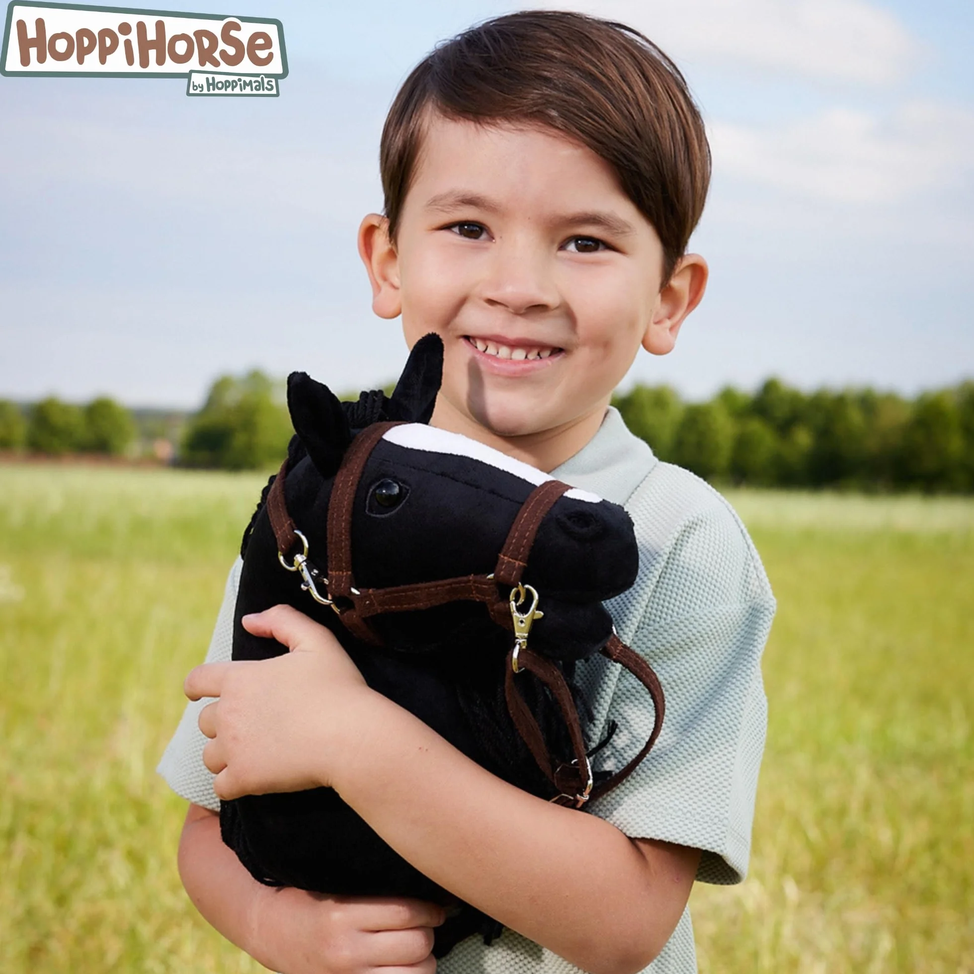 HOPPIHORSE Hobby Horse Deportiva A4 Caballo de Palo con Cabezada Riendas Correa Hombro Cola Empuñadura Silicona Peluche Caja Regalo