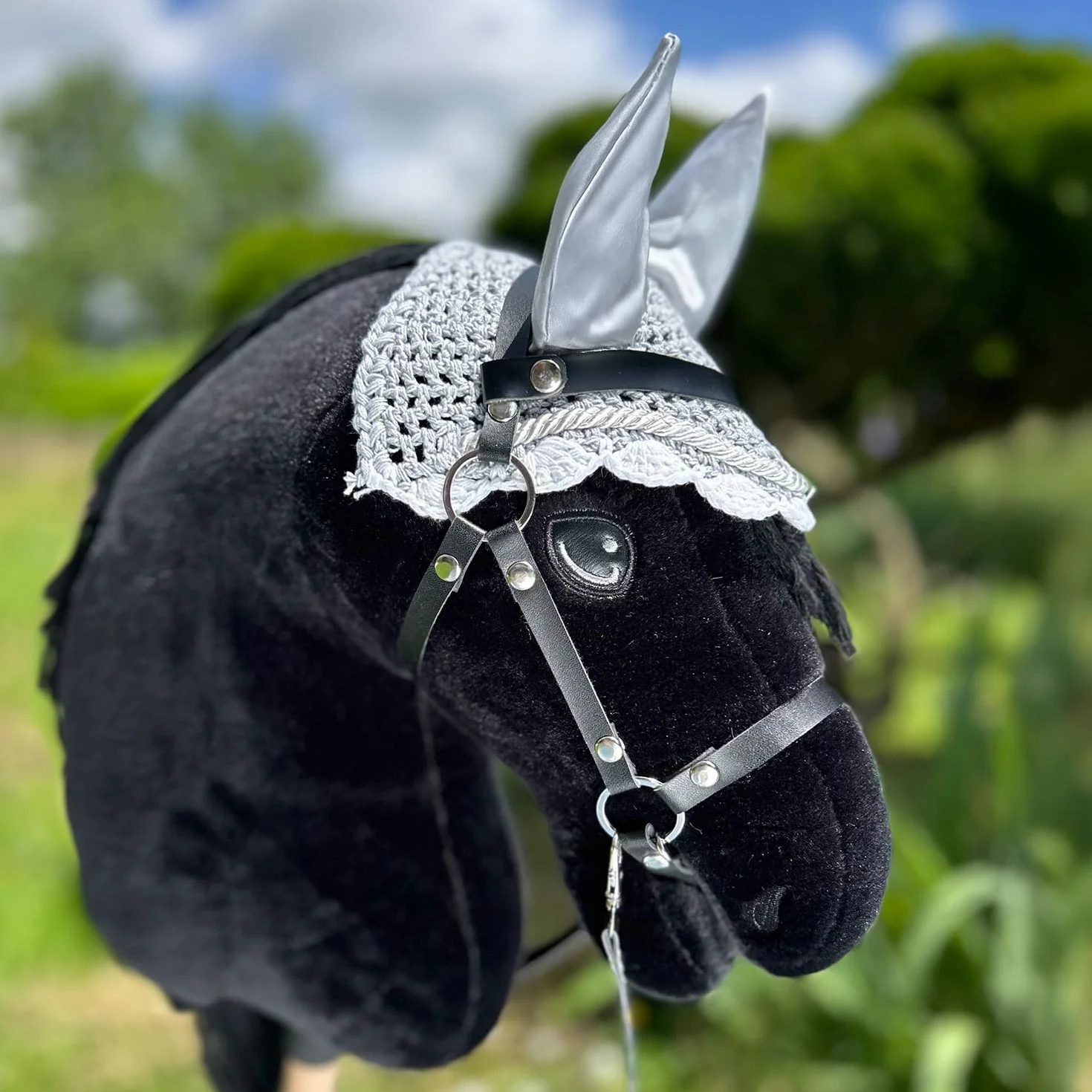 Set de Accesorios para Hobby Horse – Cabestro con Forro de Peluche Gris, Cuerda de conducción y Gorro antimoscas Gris y Blanco para Hobby Horsing – Compatible con Caballos de Palo tamaño A4 y A3