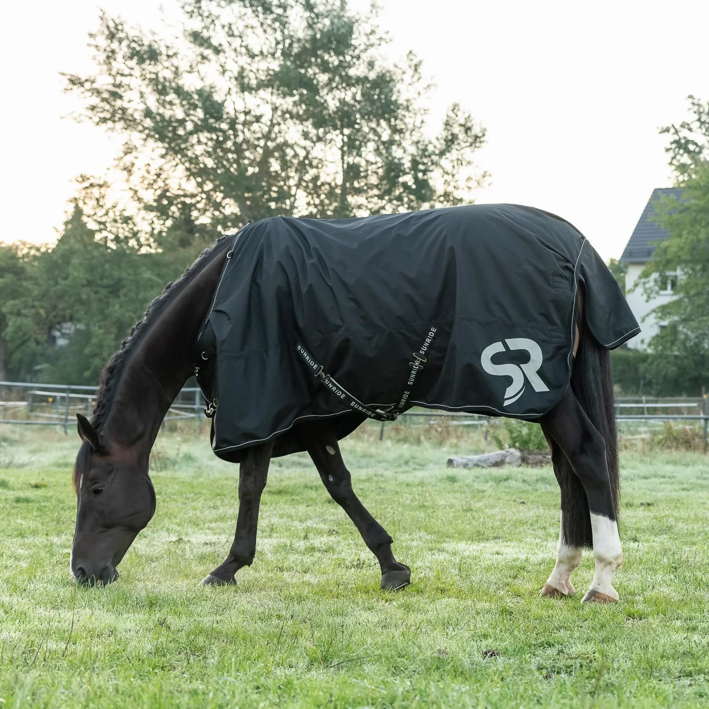 SUNRIDE Manta de Lluvia 50g para Caballos (Dublín) combinable con Mantas Inferiores - para Condiciones climáticas extremas - 600D (145 cm, Negro)