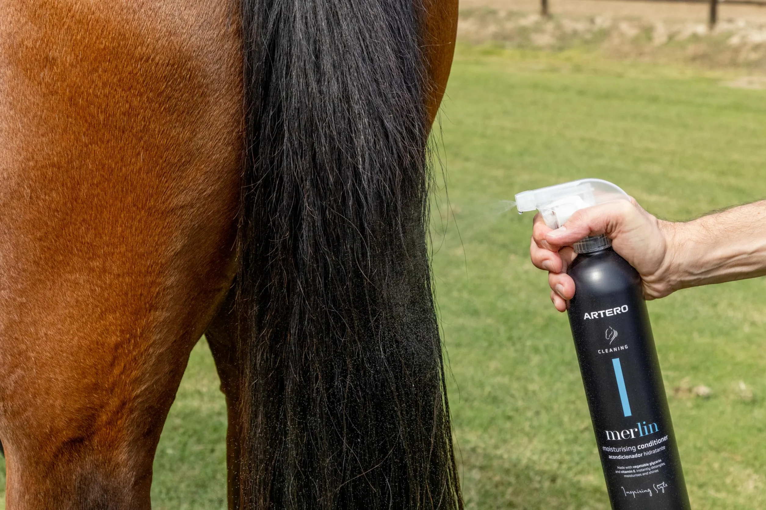 Artero Merlin 750 ml. Spray desenredante para la Cola y la Crin del Caballo. con una Formula 100% Natural aporta una suavidad y un Brillo al Instante a la Cola de tu Caballo.