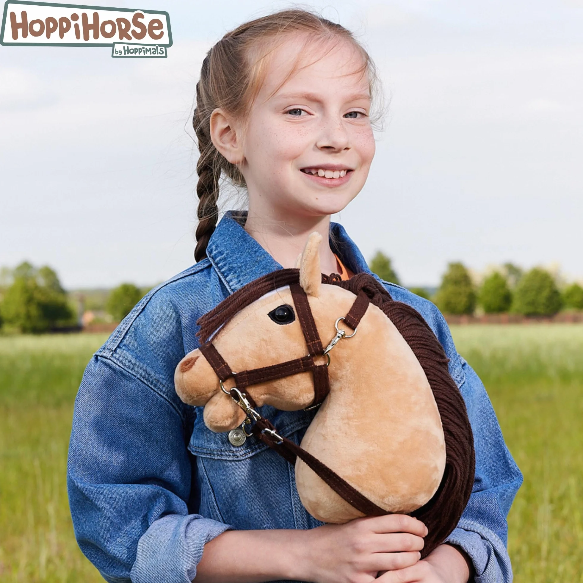 HOPPIHORSE Hobby Horse Deportiva A4 Caballo de Palo con Cabezada Riendas Correa Hombro Cola Empuñadura Silicona Peluche Caja Regalo
