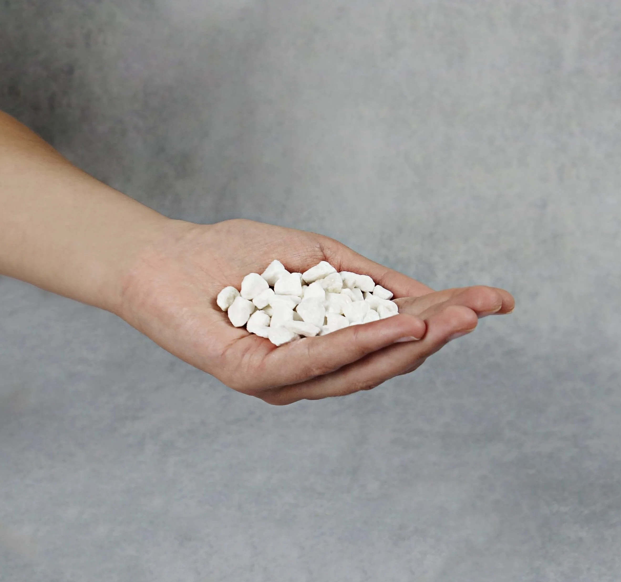 Grava Blanca 1,8kg - Piedras Decorativas - Grava Acuario - Piedras Decorativas para Jarrones - Piedras Acuario y Peceras - Piedras para Macetas - Grava Jardin (9-12 mm)