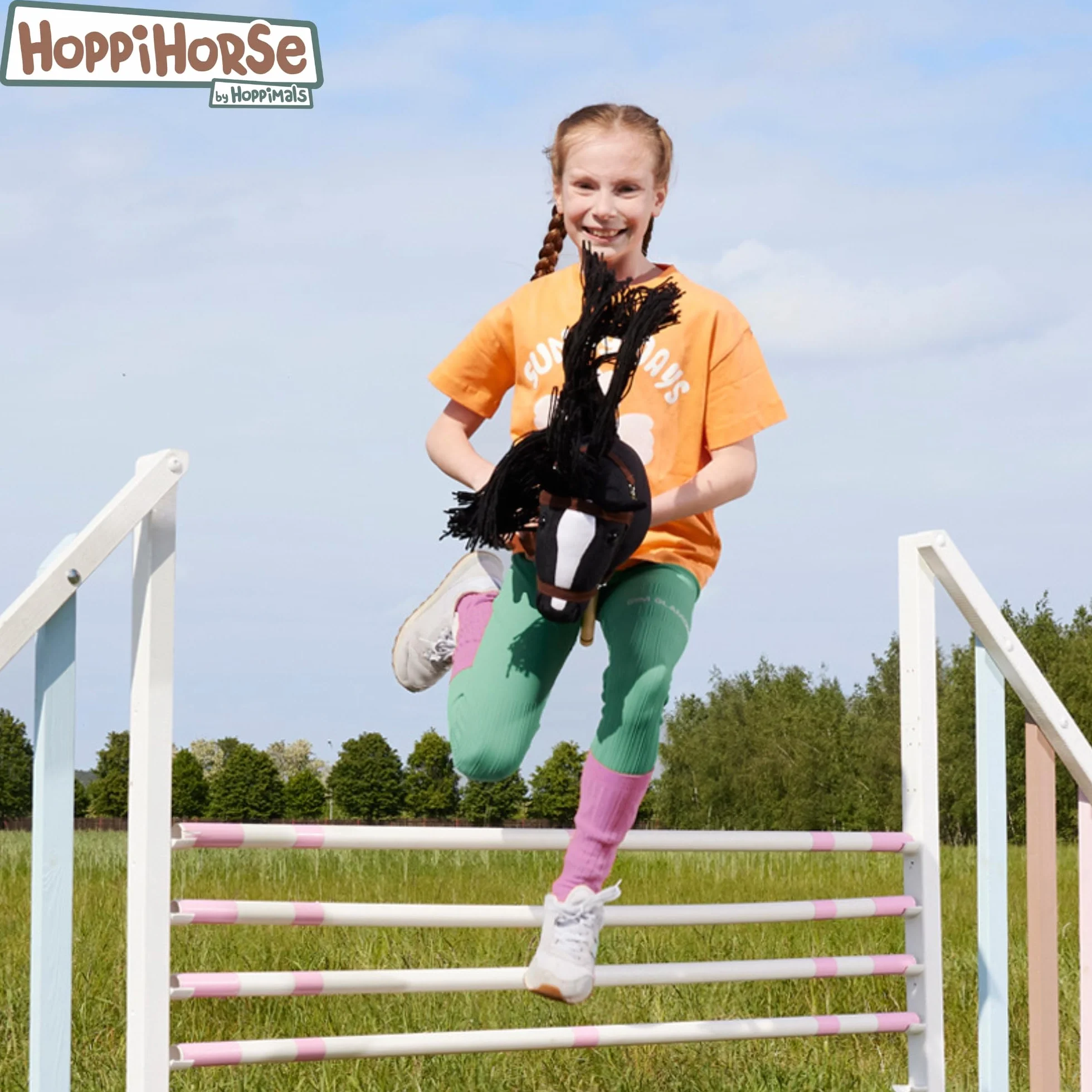 HOPPIHORSE Hobby Horse Deportiva A4 Caballo de Palo con Cabezada Riendas Correa Hombro Cola Empuñadura Silicona Peluche Caja Regalo