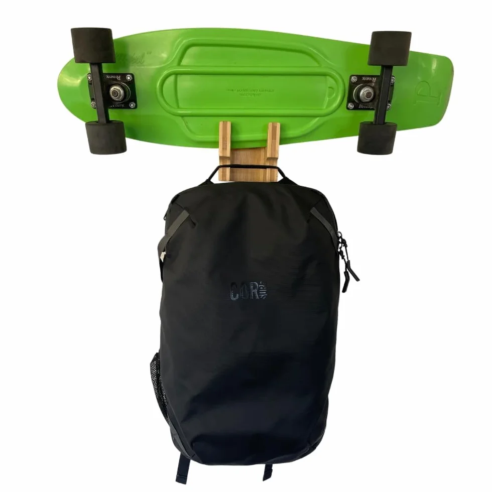 COR Surf Soporte de pared para monopatín y snowboard de bambú con gancho