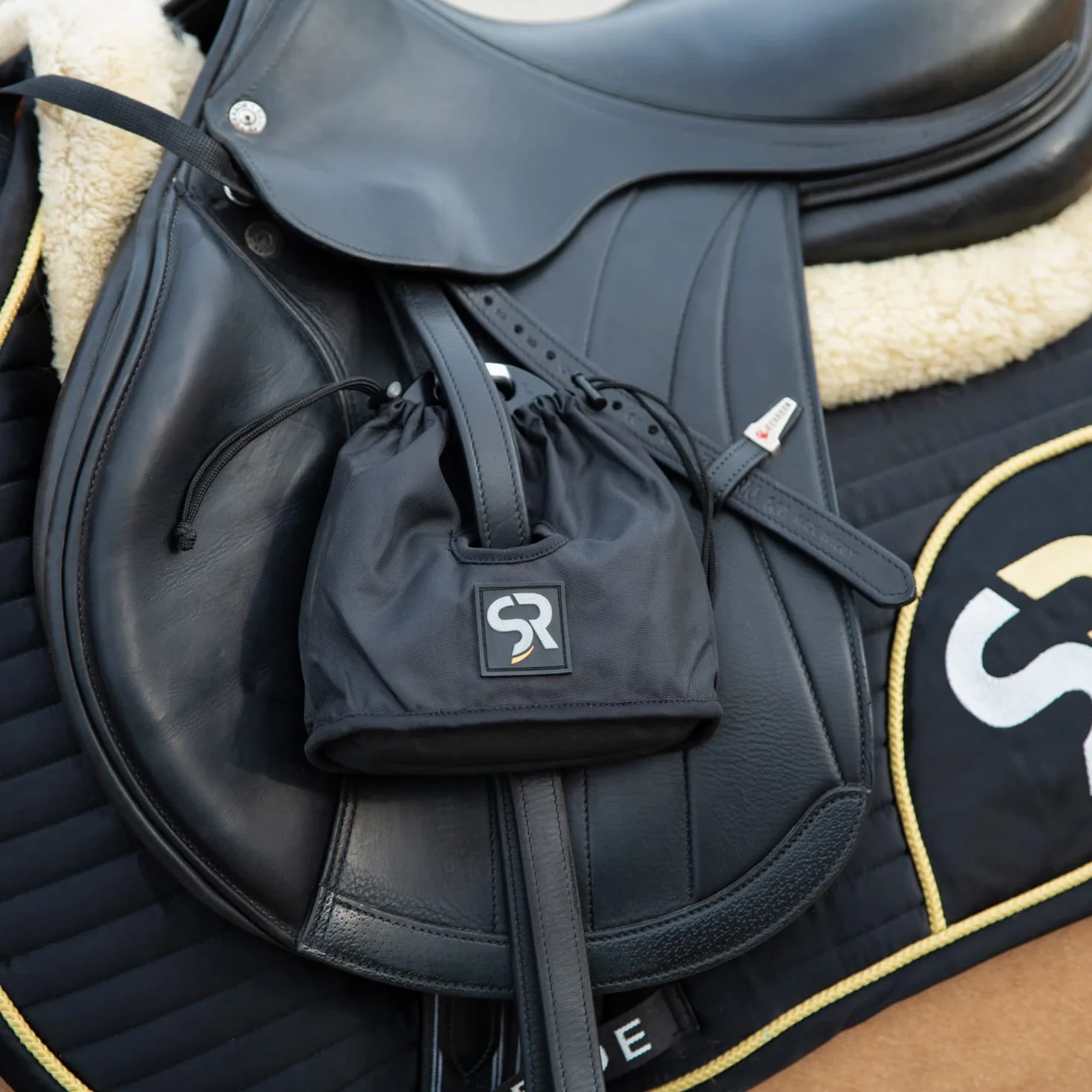 SUNRIDE Protectores de estribos de poliéster - fáciles de Limpiar - como protección para la Silla y los estribos (Negro)