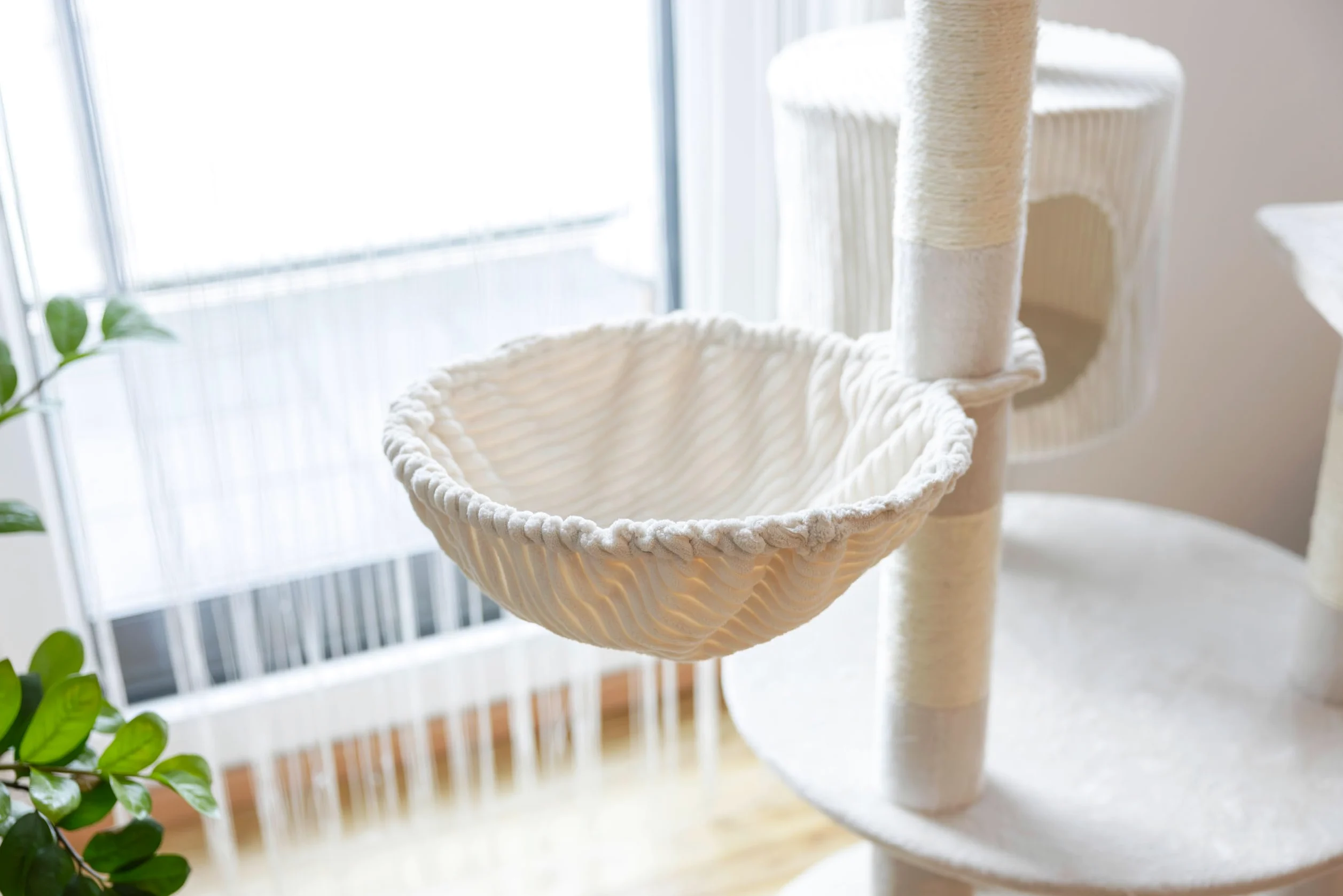 Kebl Pet Annika Poste rascador para Gatos, Moderno Poste rascador, Poste de sisal para el Cuidado de Las Garras, para hogares con Varios Gatos, Tumbonas y Pelota de Juego, Beige, 164 cm