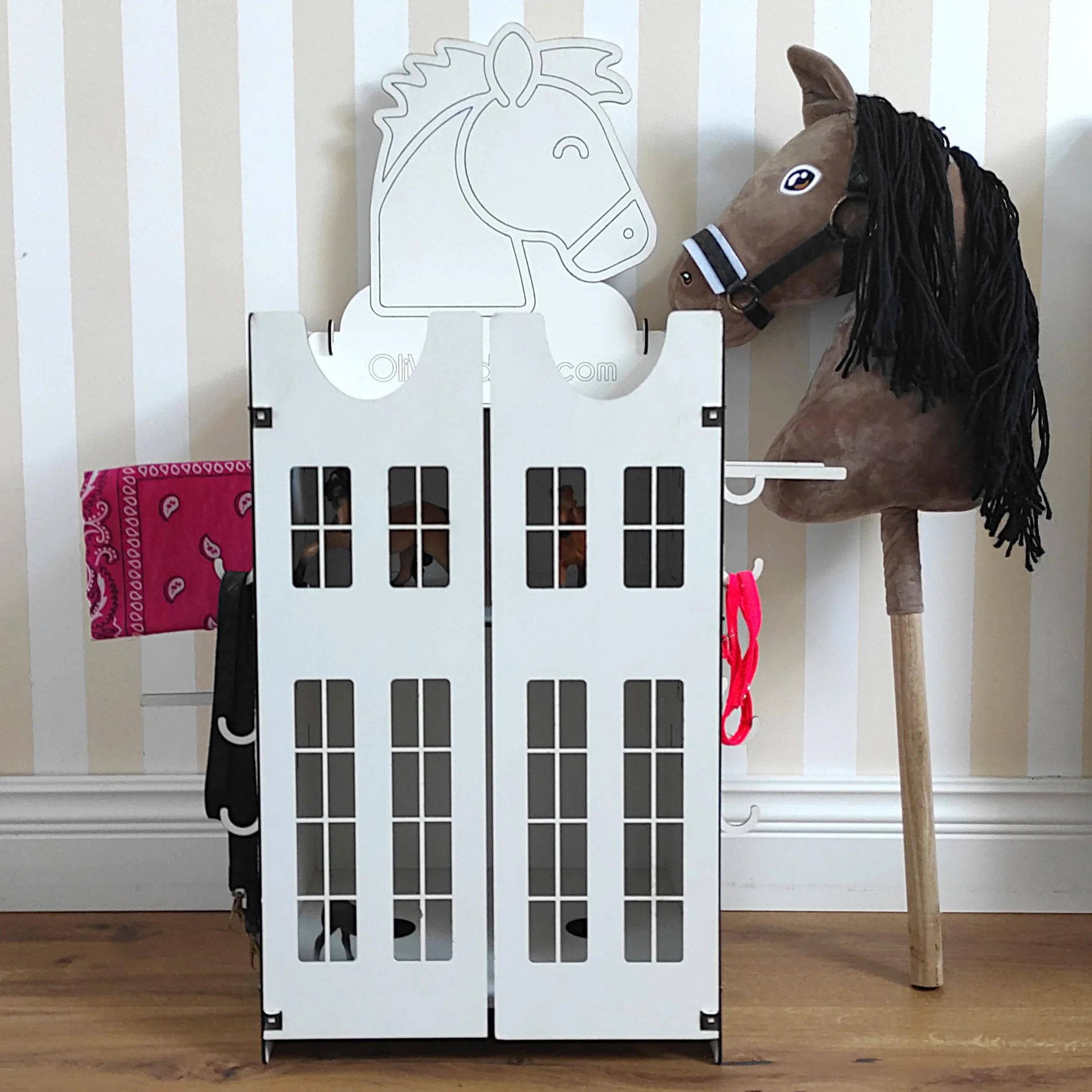 Hobby Horse Stall, establo para 2 caballos, establo de madera para 2 caballos, soporte para caballos, accesorios con espacio de almacenamiento y ganchos